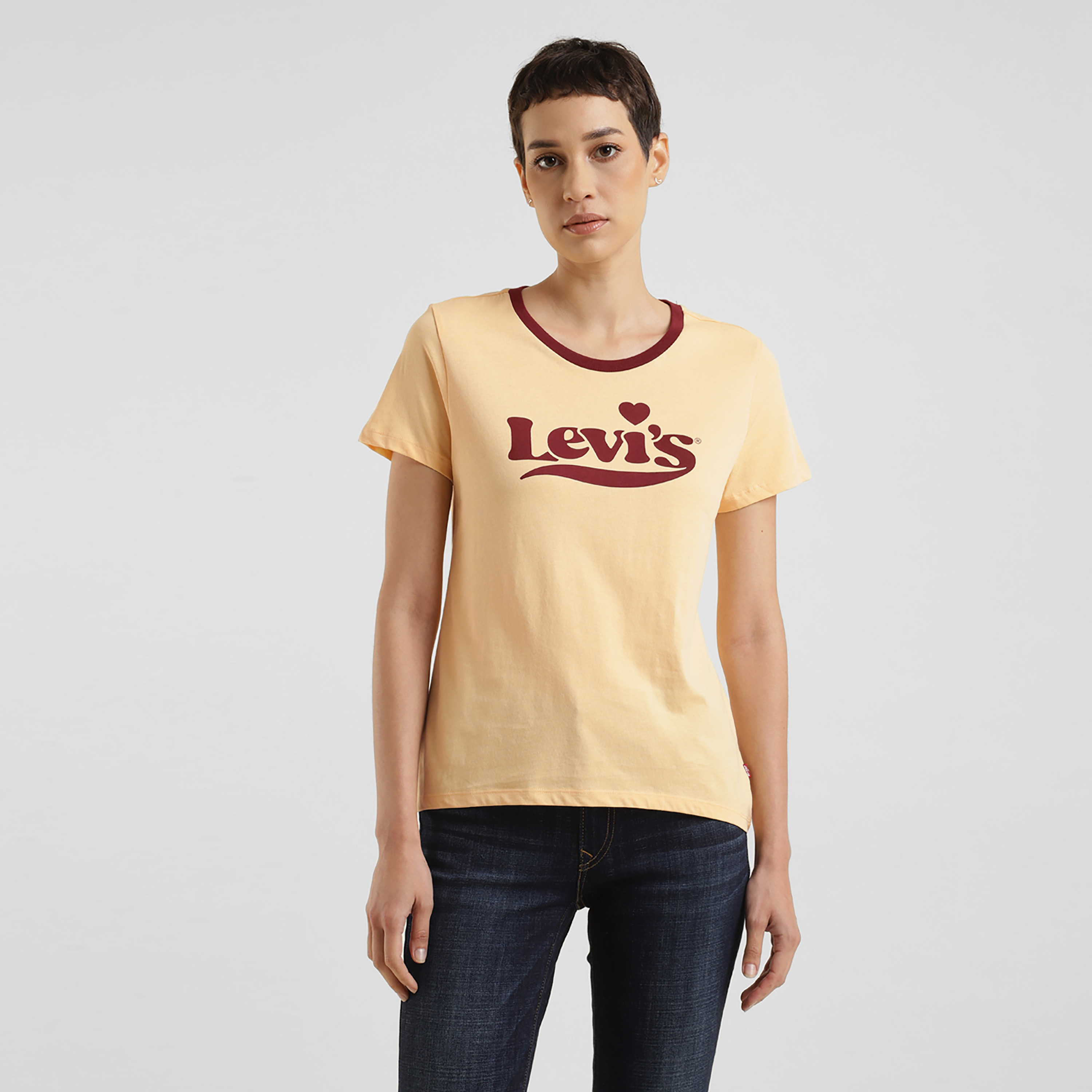 تيشيرت ليفايز بأكمام قصيرة وياقة دائرية مع جرافيك-women-clothing-tshirts-image-1