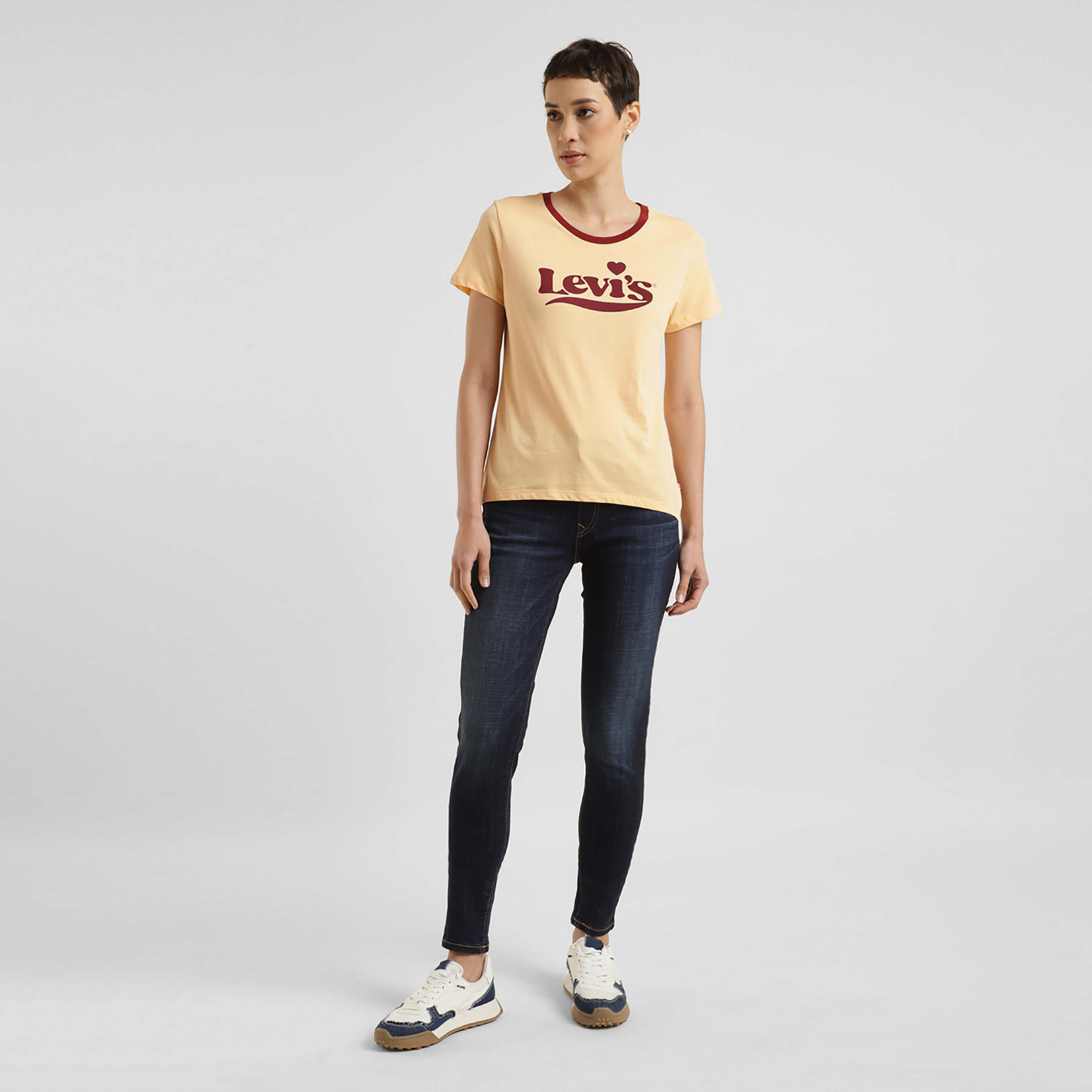 تيشيرت ليفايز بأكمام قصيرة وياقة دائرية مع جرافيك-women-clothing-tshirts-image-2