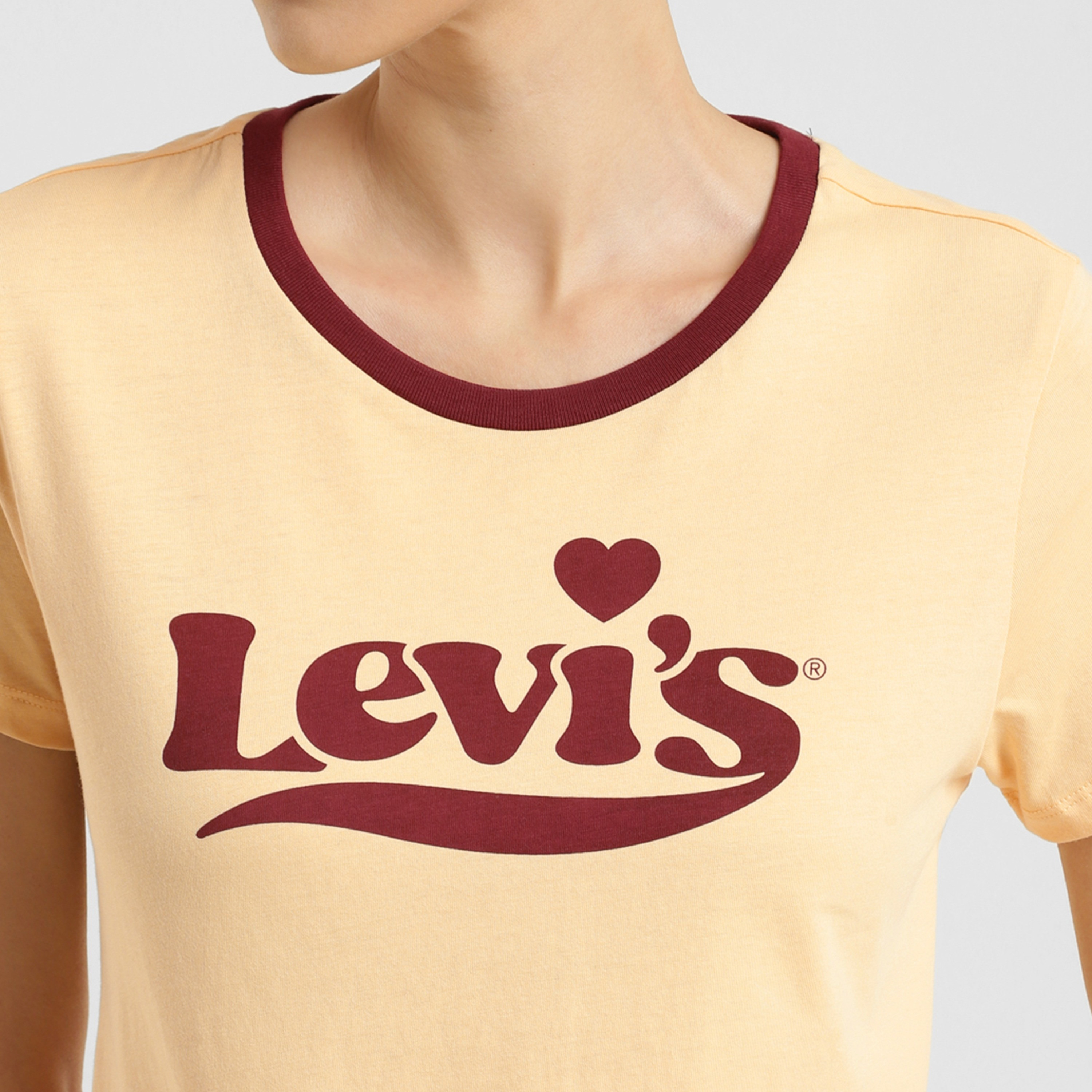 تيشيرت ليفايز بأكمام قصيرة وياقة دائرية مع جرافيك-women-clothing-tshirts-image-3