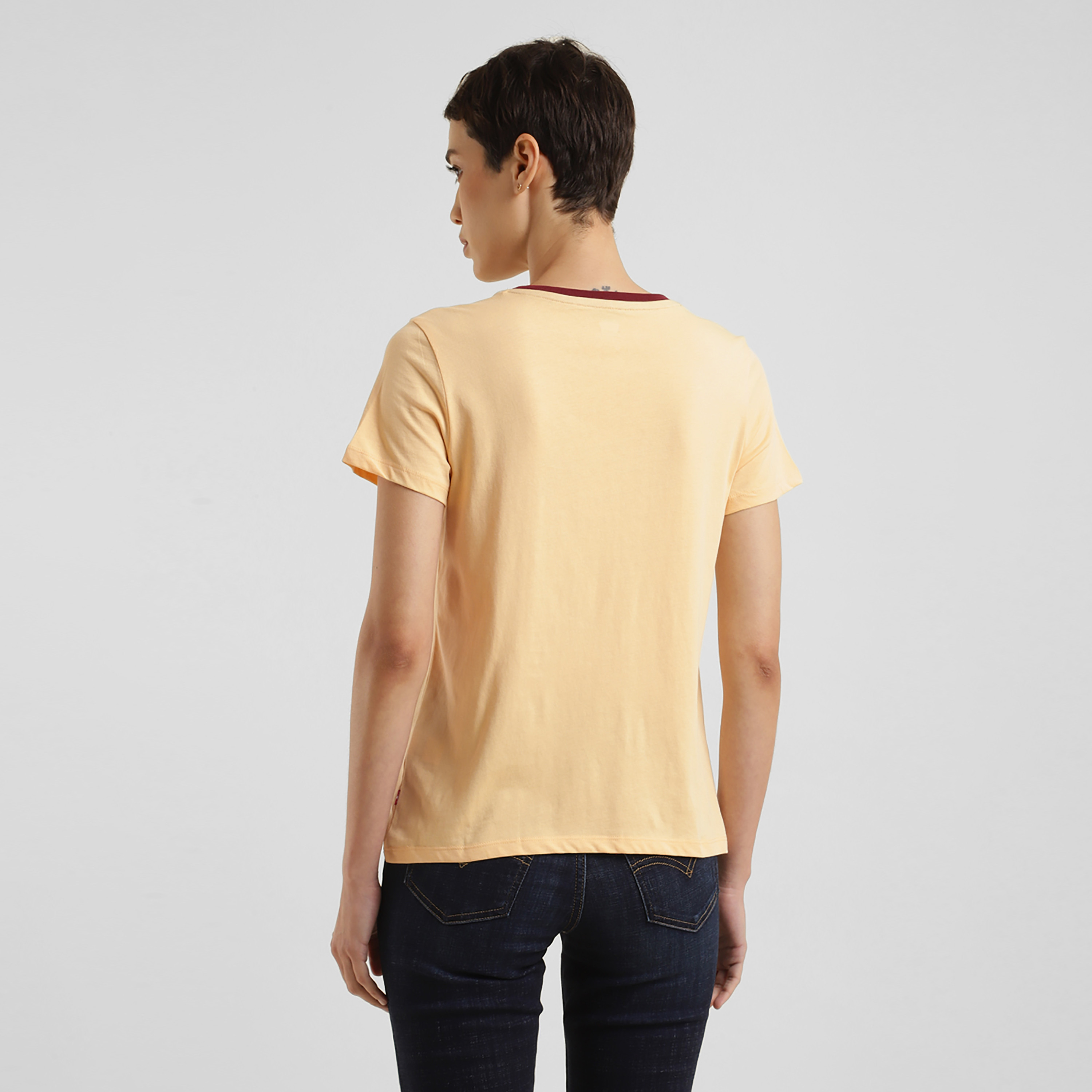 تيشيرت ليفايز بأكمام قصيرة وياقة دائرية مع جرافيك-women-clothing-tshirts-image-4