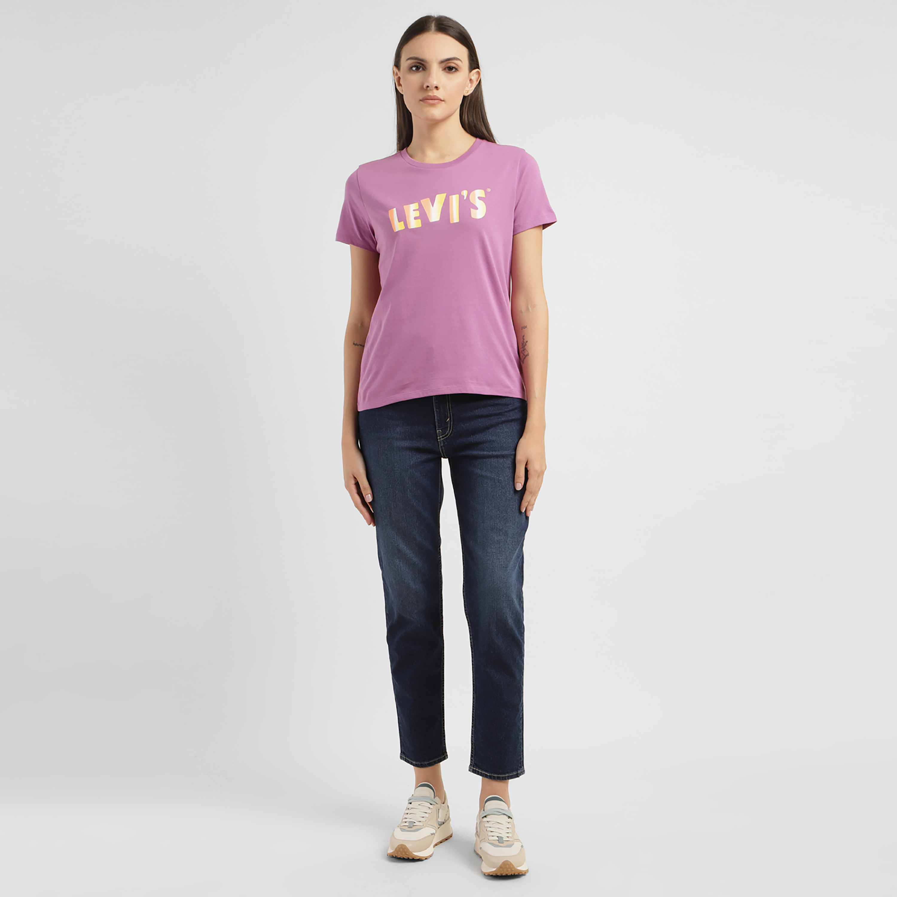 تيشيرت ليفايز بأكمام قصيرة وياقة دائرية مع جرافيك-women-clothing-tshirts-image-2