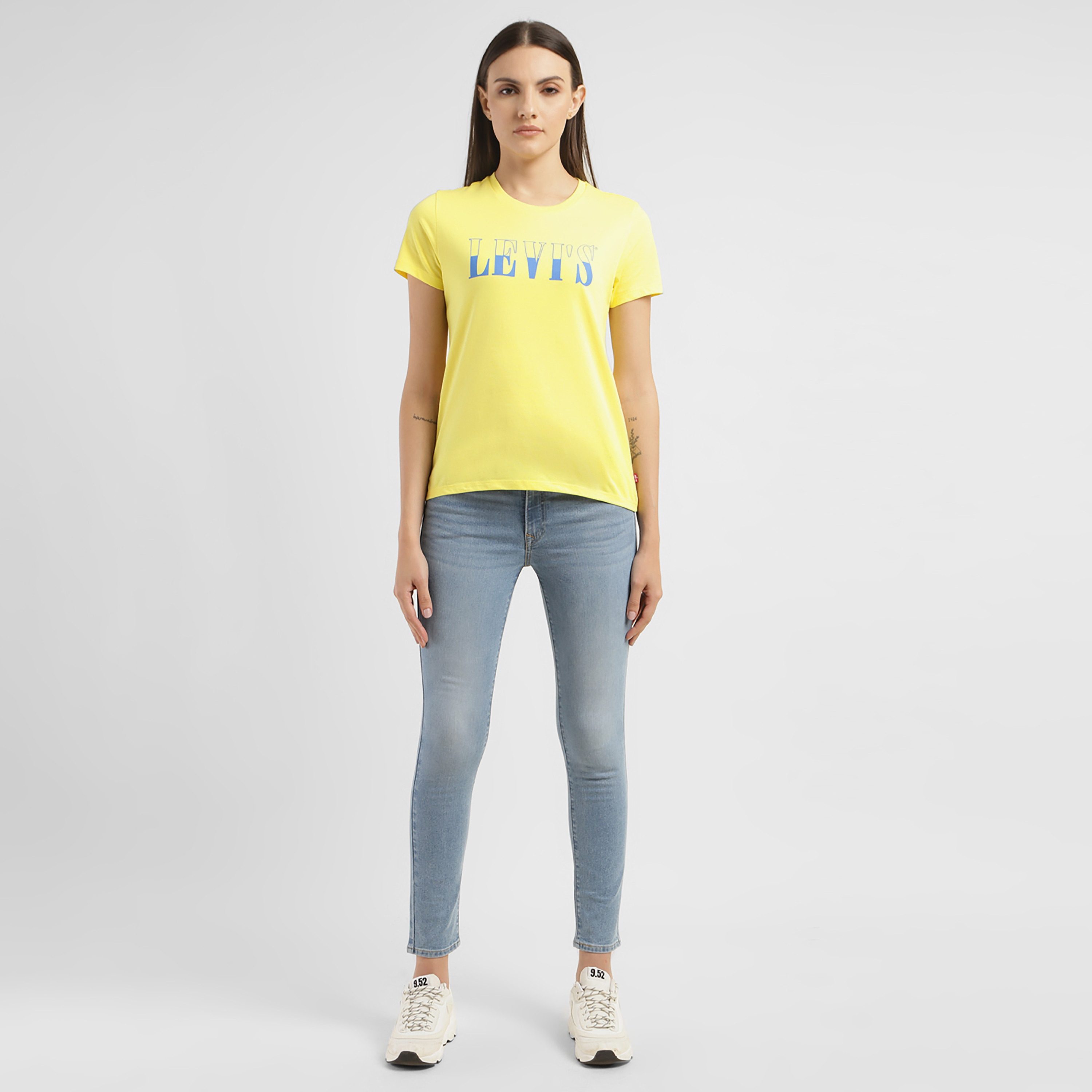 تيشيرت ليفايز بأكمام قصيرة وياقة دائرية مع جرافيك-women-clothing-tshirts-image-2