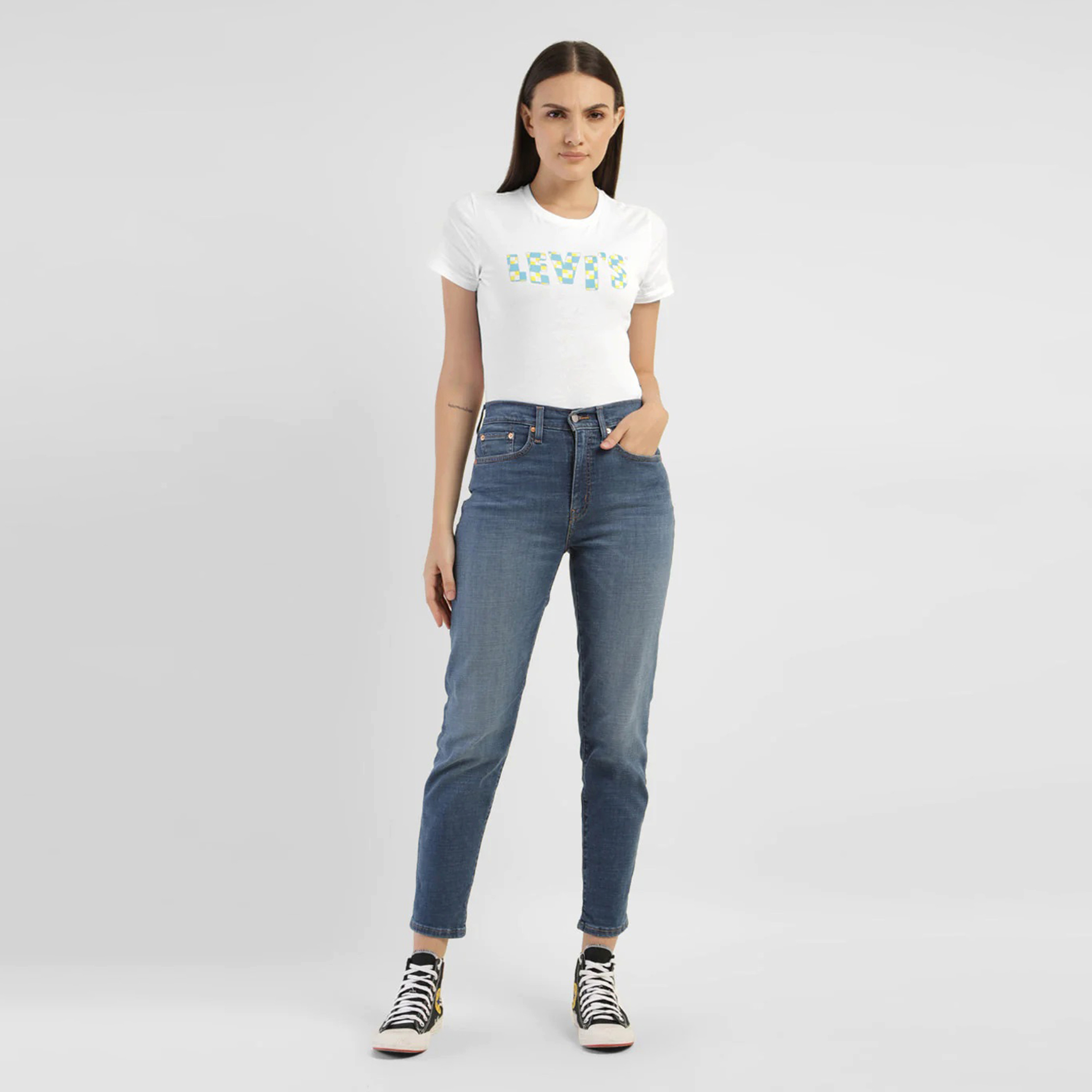 تيشيرت ليفايز جرافيكي بأكمام قصيرة وياقة دائرية مع شعار-women-clothing-tshirts-image-2