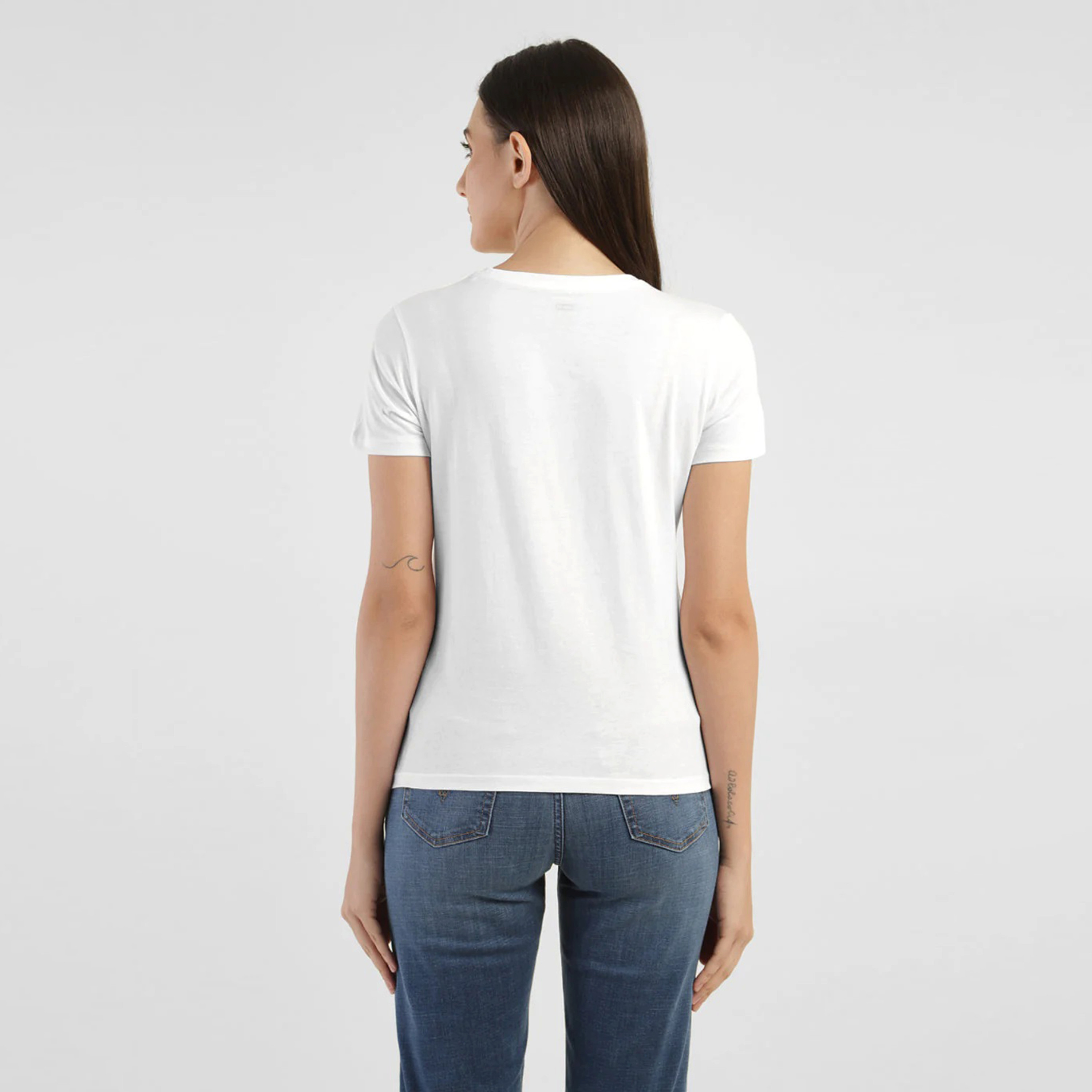 تيشيرت ليفايز جرافيكي بأكمام قصيرة وياقة دائرية مع شعار-women-clothing-tshirts-image-4
