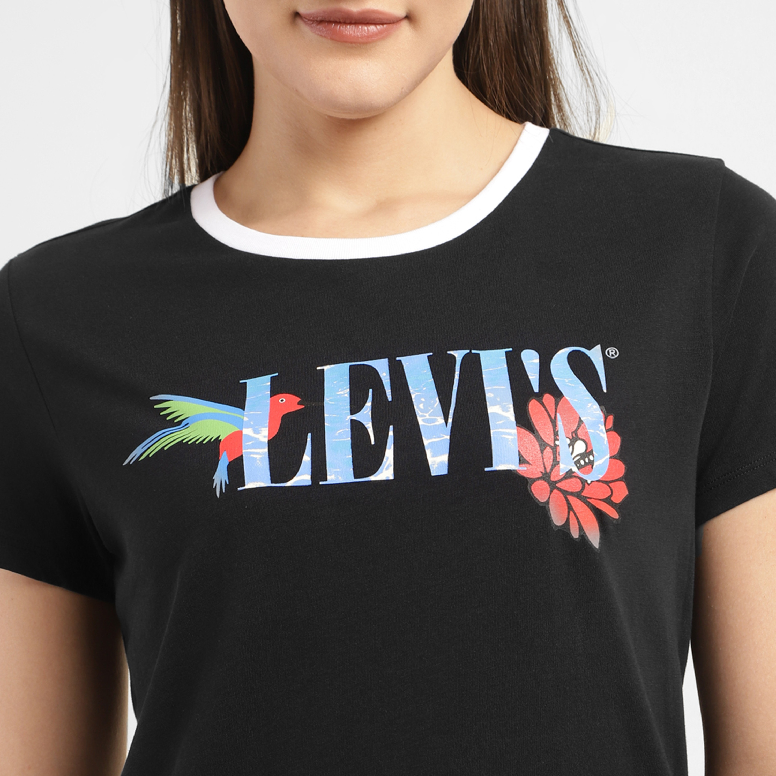 تيشيرت ليفايز بأكمام قصيرة وياقة دائرية مع جرافيك-women-clothing-tshirts-image-3