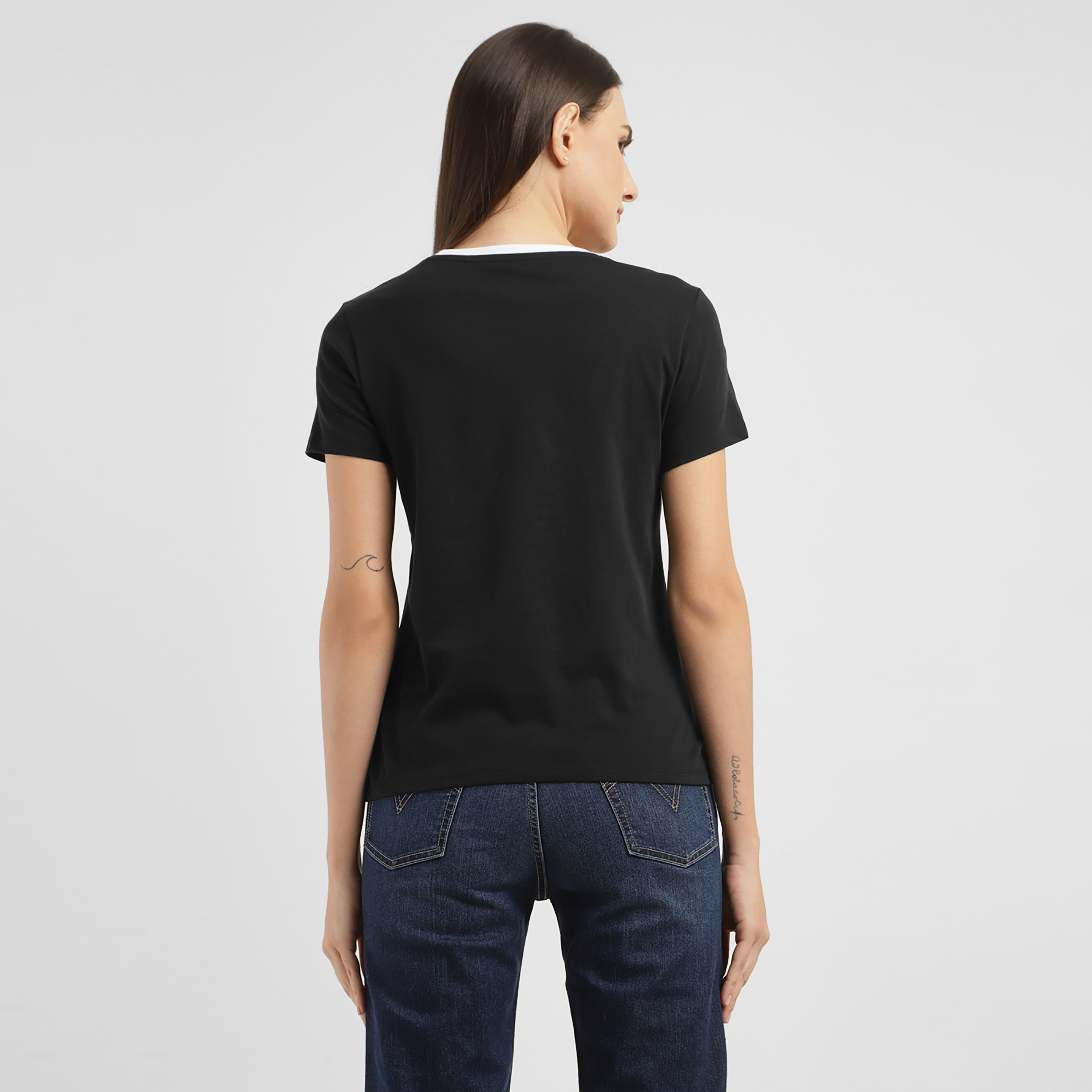 تيشيرت ليفايز بأكمام قصيرة وياقة دائرية مع جرافيك-women-clothing-tshirts-image-4