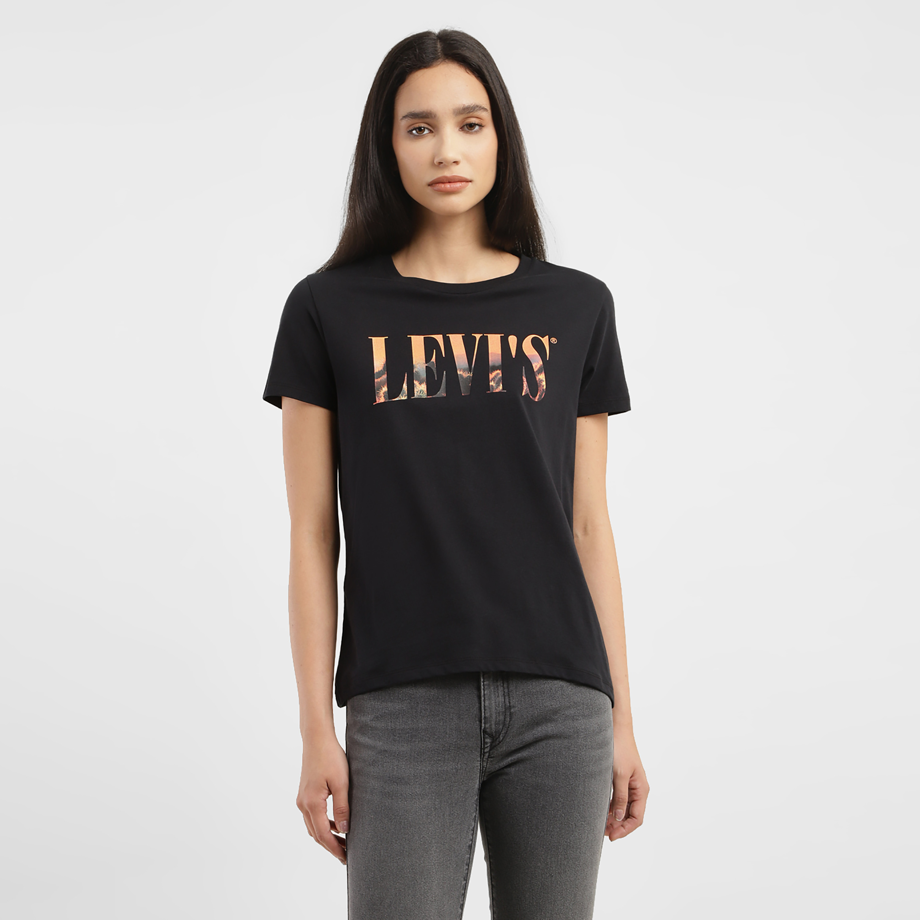 تيشيرت ليفايز بأكمام قصيرة وياقة دائرية مع جرافيك-women-clothing-tshirts-image-1