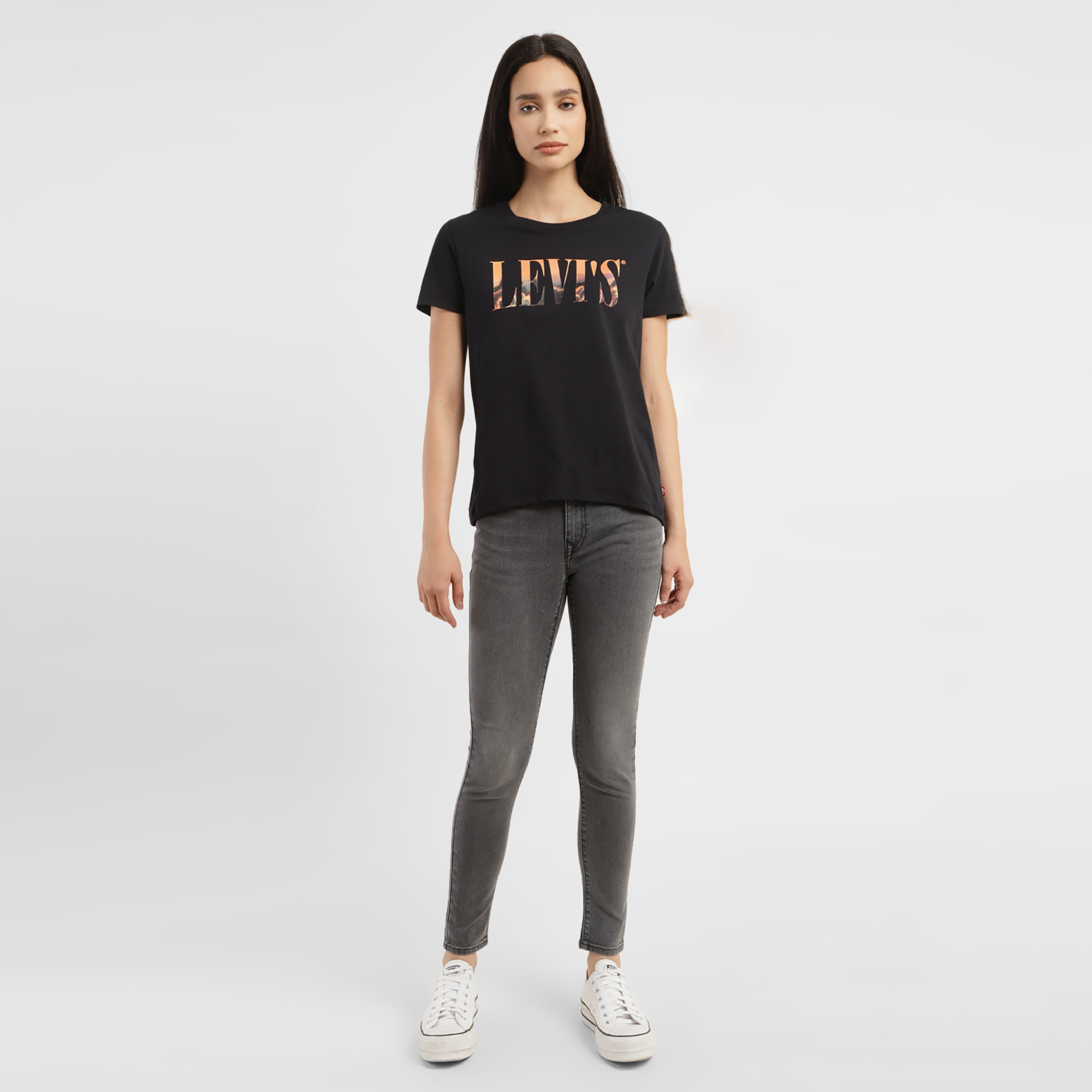 تيشيرت ليفايز بأكمام قصيرة وياقة دائرية مع جرافيك-women-clothing-tshirts-image-2