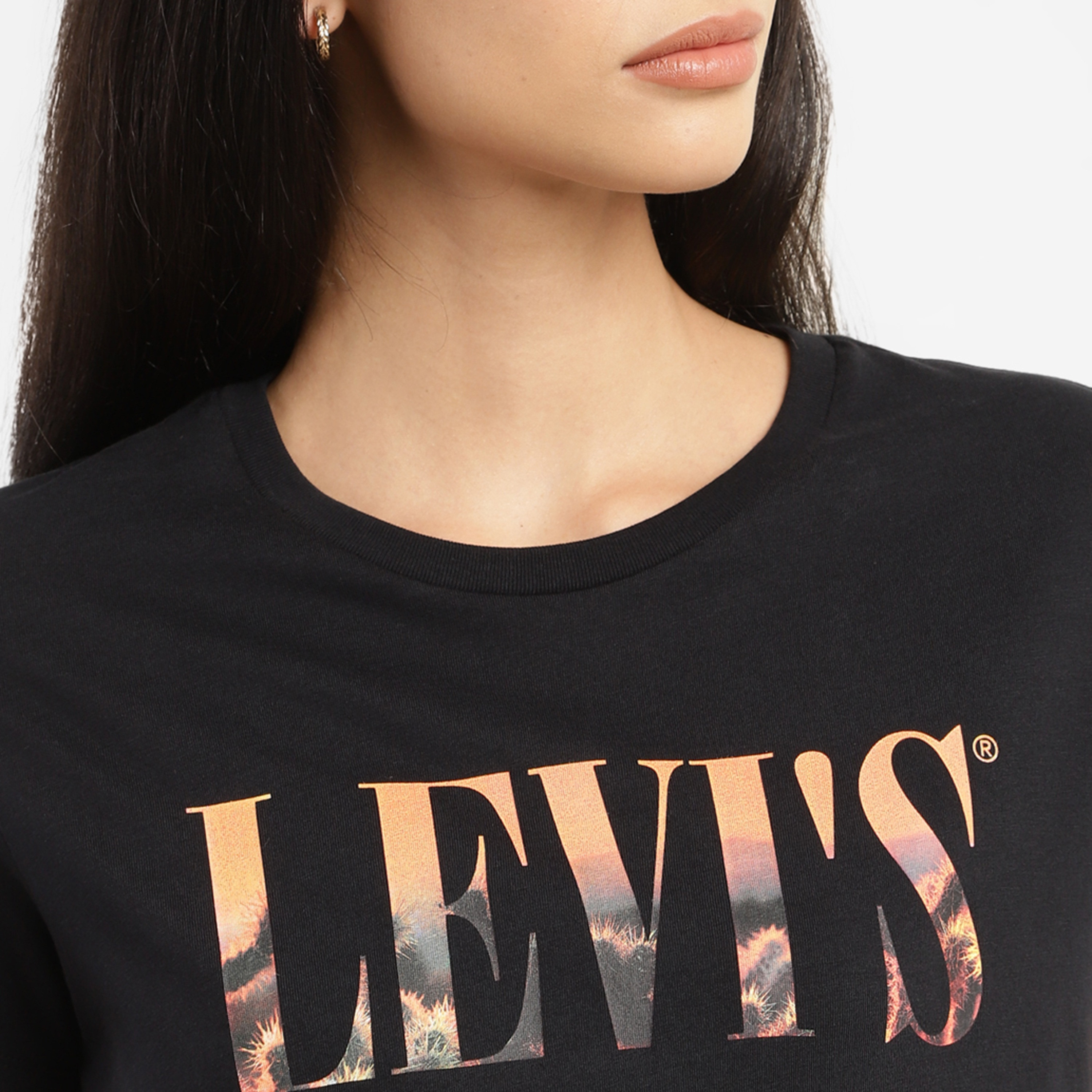 تيشيرت ليفايز بأكمام قصيرة وياقة دائرية مع جرافيك-women-clothing-tshirts-image-3