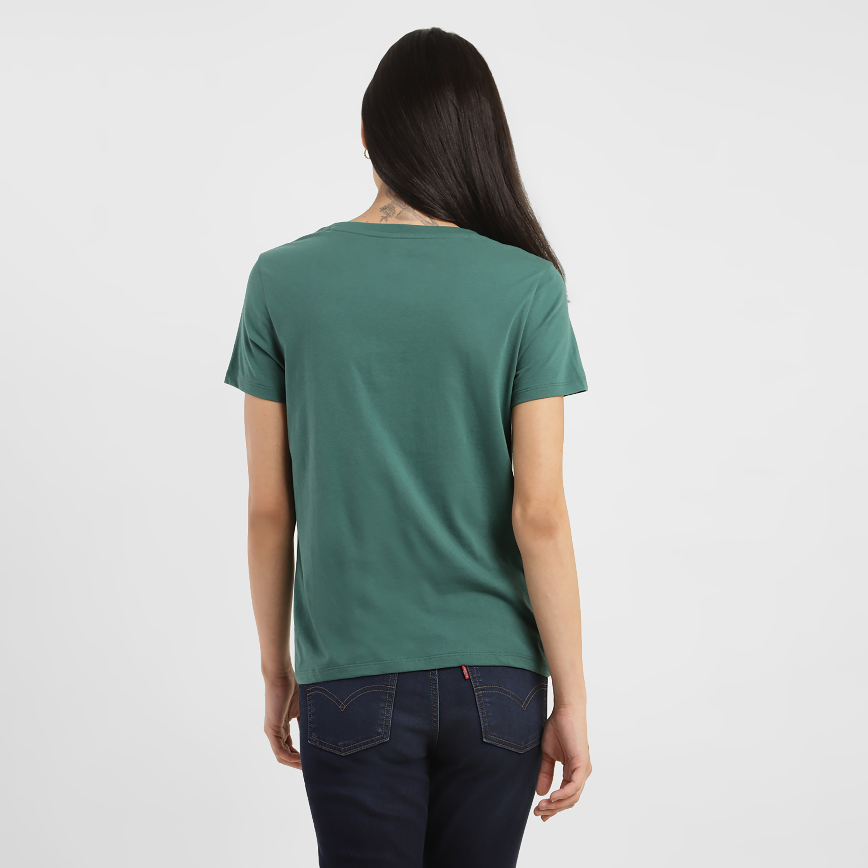 تيشيرت ليفايز بأكمام قصيرة وياقة دائرية مع جرافيك-women-clothing-tshirts-image-4