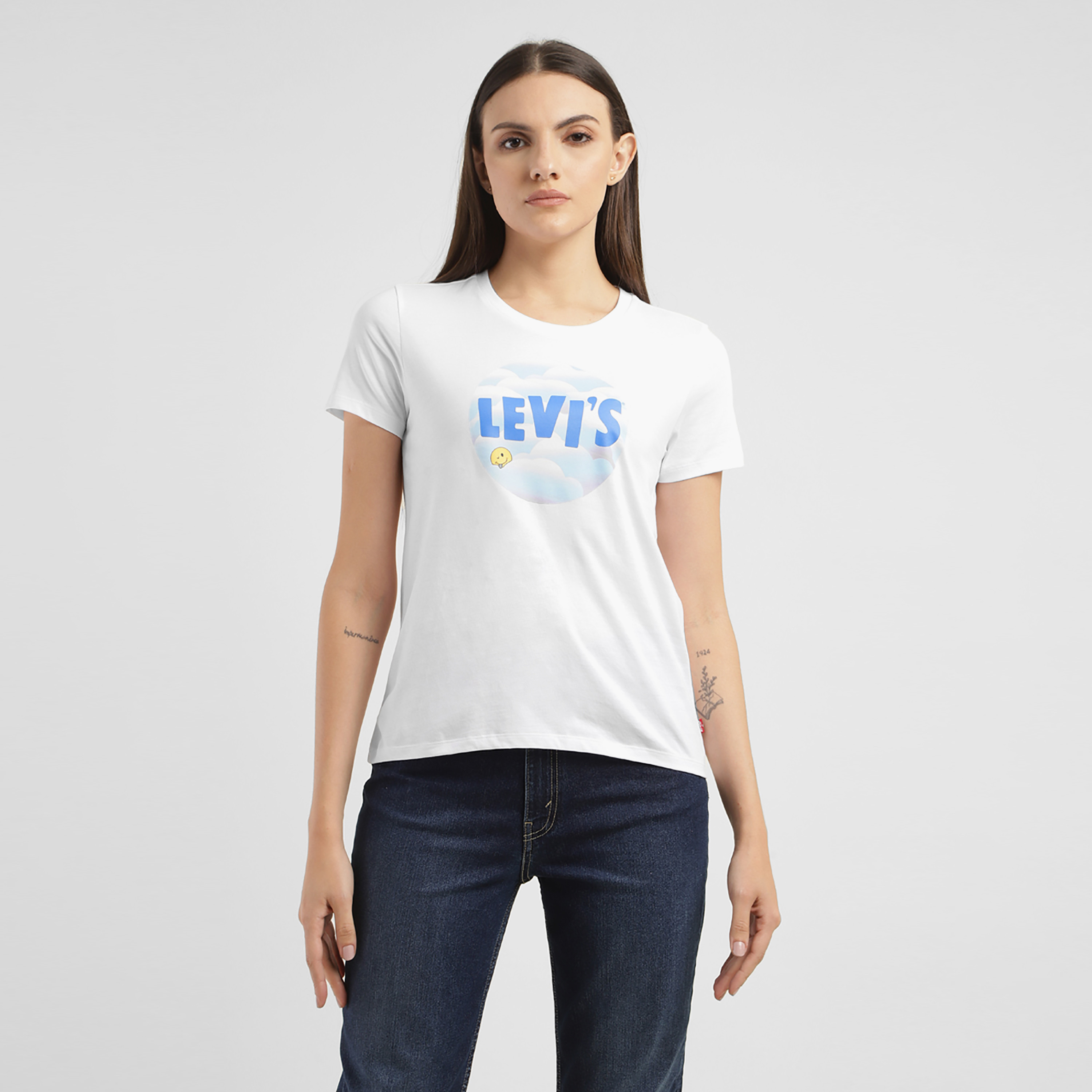 تيشيرت ليفايز بأكمام قصيرة وياقة دائرية مع جرافيك-women-clothing-tshirts-image-1