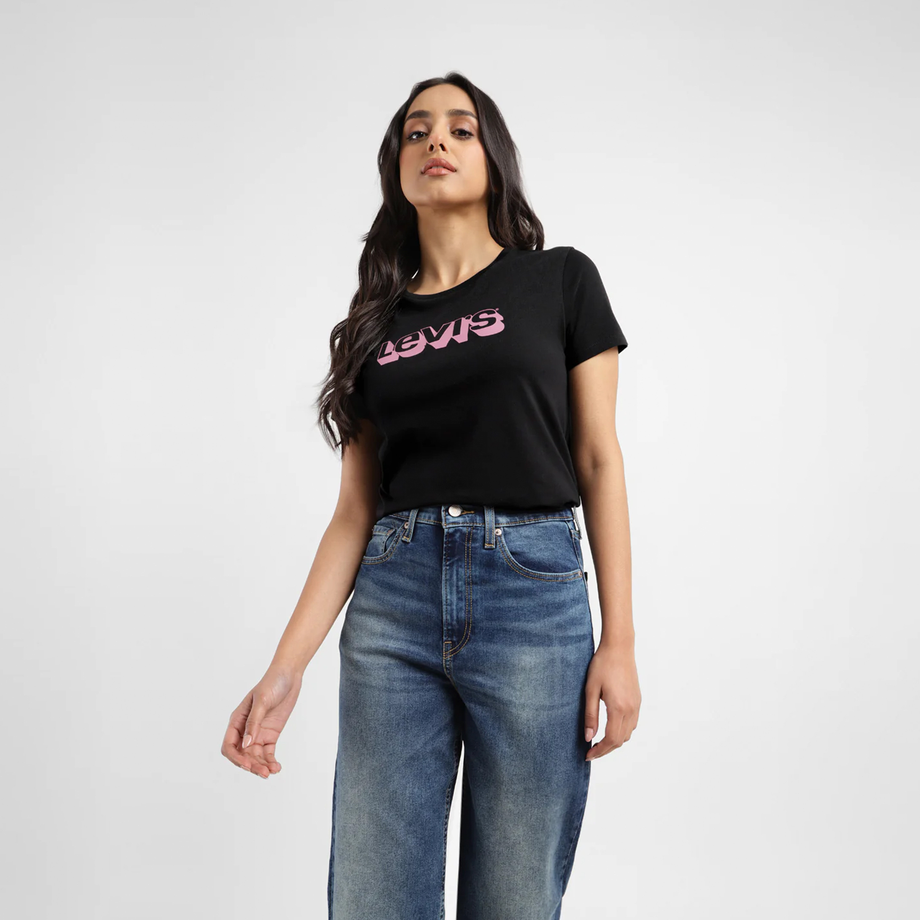 ليفايز- تي شيرت برقبة دائرية وأكمام قصيرة وشعار-women-clothing-tshirts-image-1