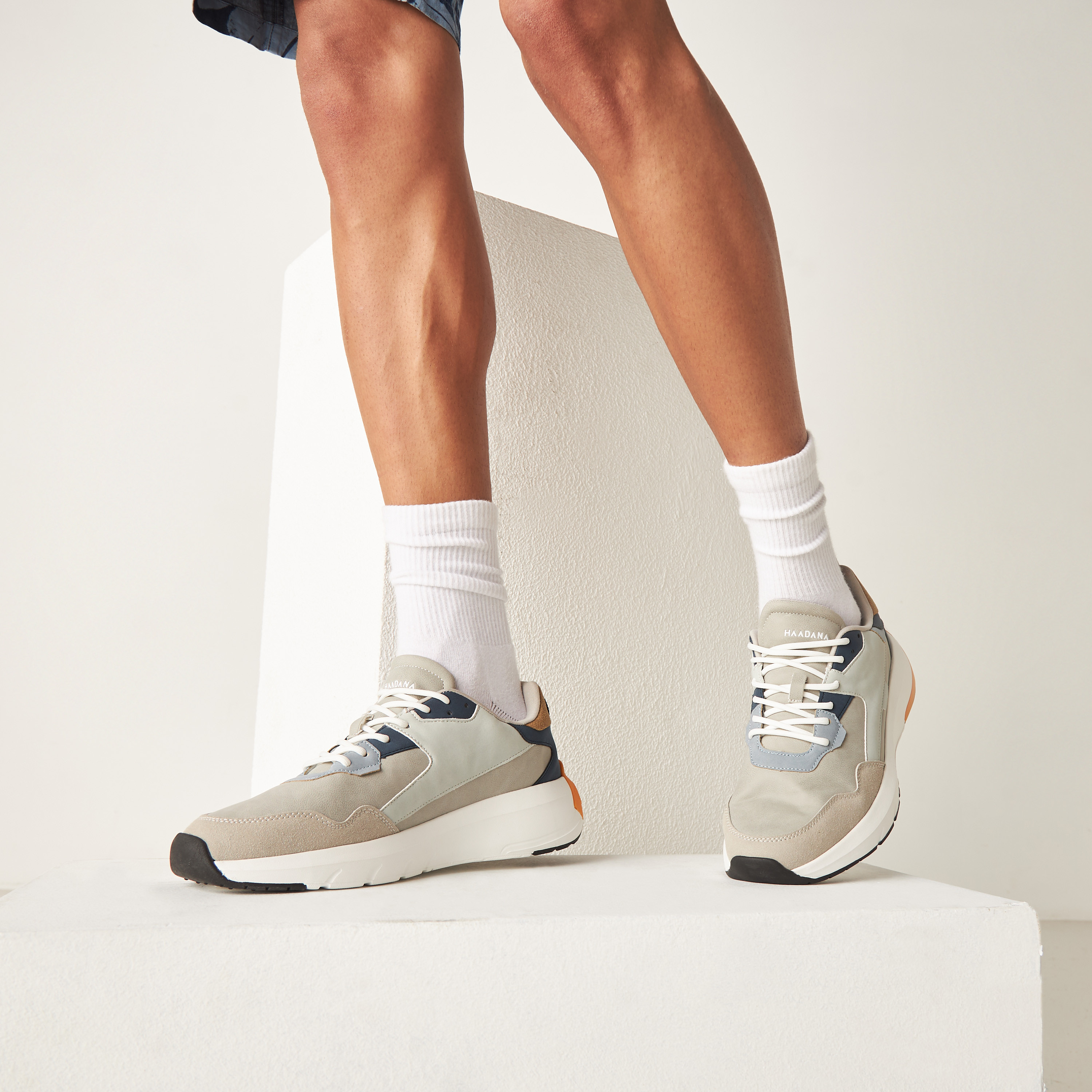 حذاء سنيكرز بألواح ورباط إغلاق من هادانا-men-shoes-sneakers-image-2