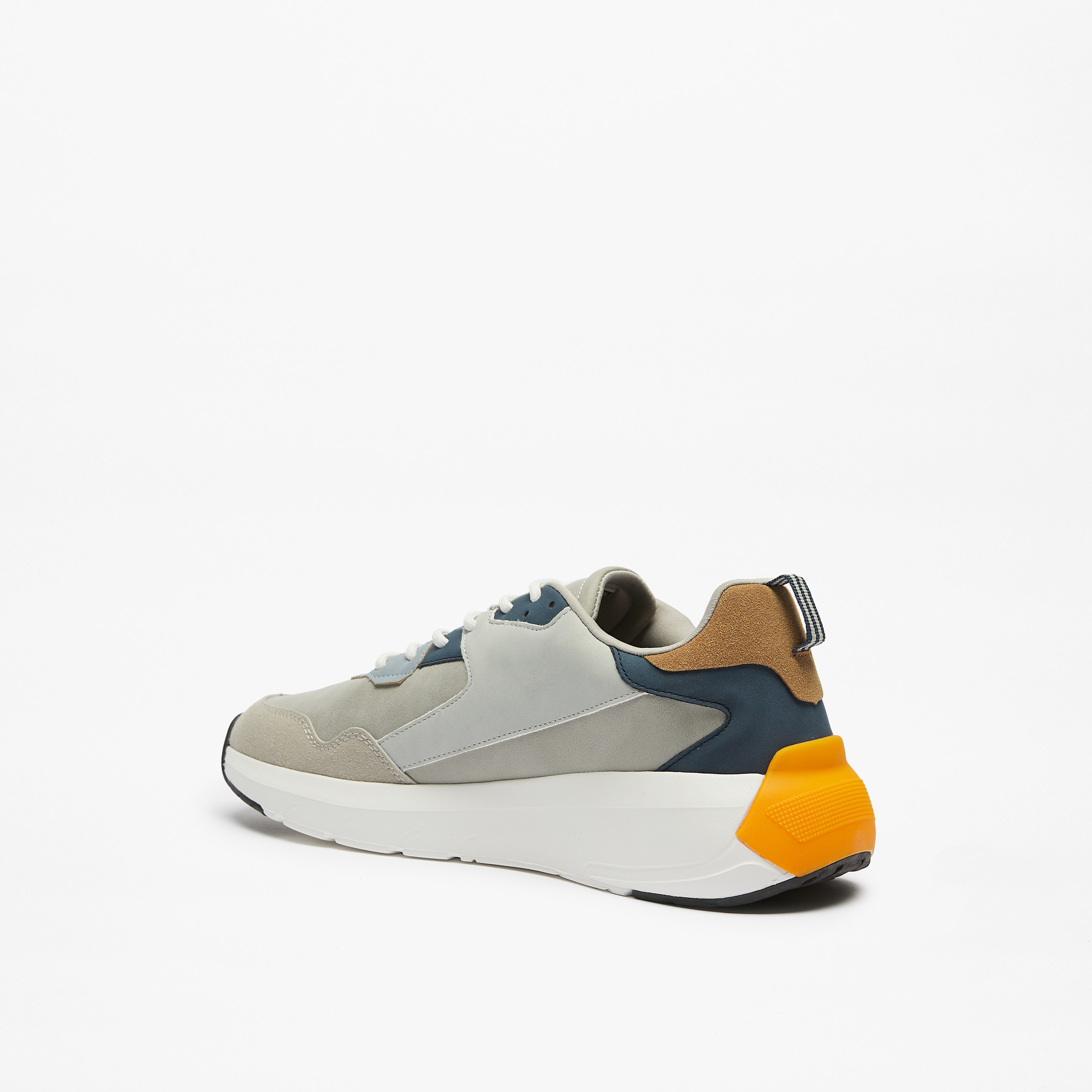 حذاء سنيكرز بألواح ورباط إغلاق من هادانا-men-shoes-sneakers-image-3