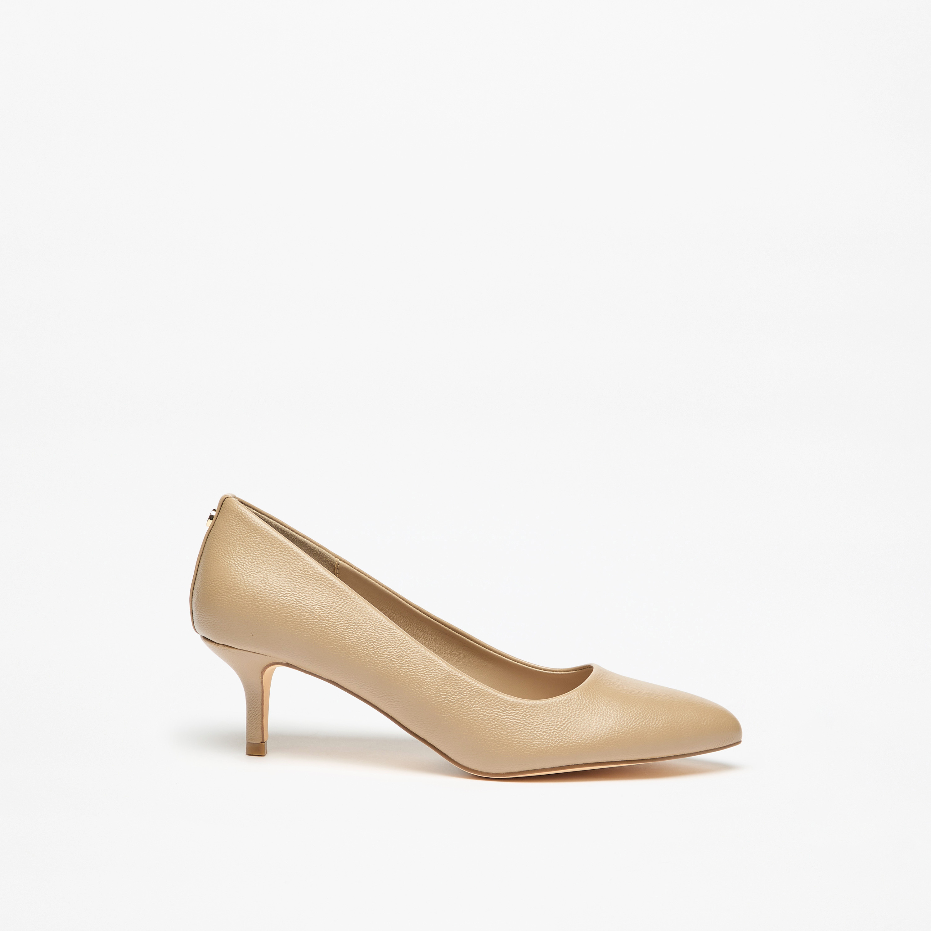 حذاء كلاسيكي سهل الارتداء بارز الملمس بكعب صغير من فلورا بيلا-women-shoes-heels-image-3
