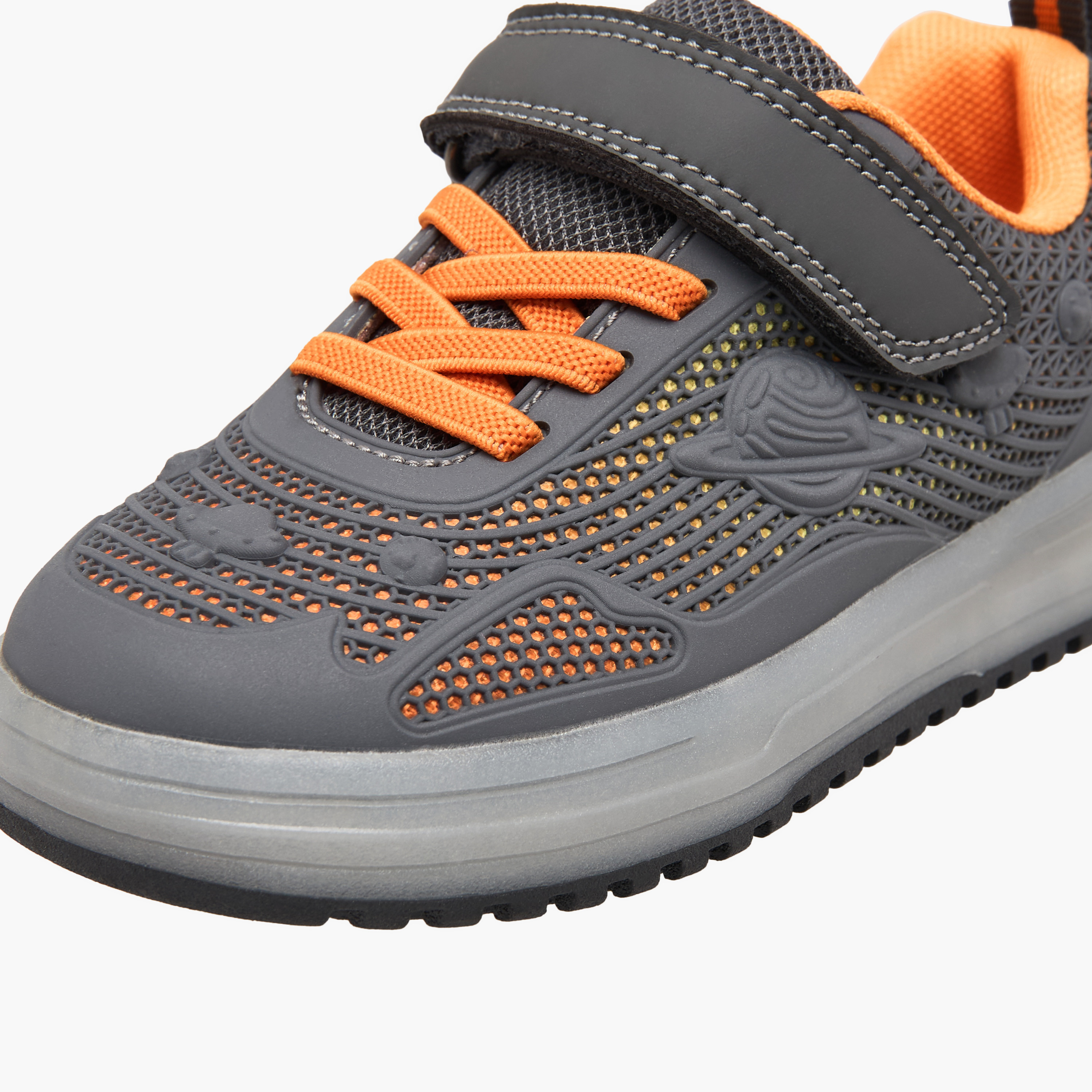 حذاء سنيكرز مضيء بتفاصيل شبكية مع شريط إغلاق من جونيورز-boys-shoes-schoolshoes-image-4