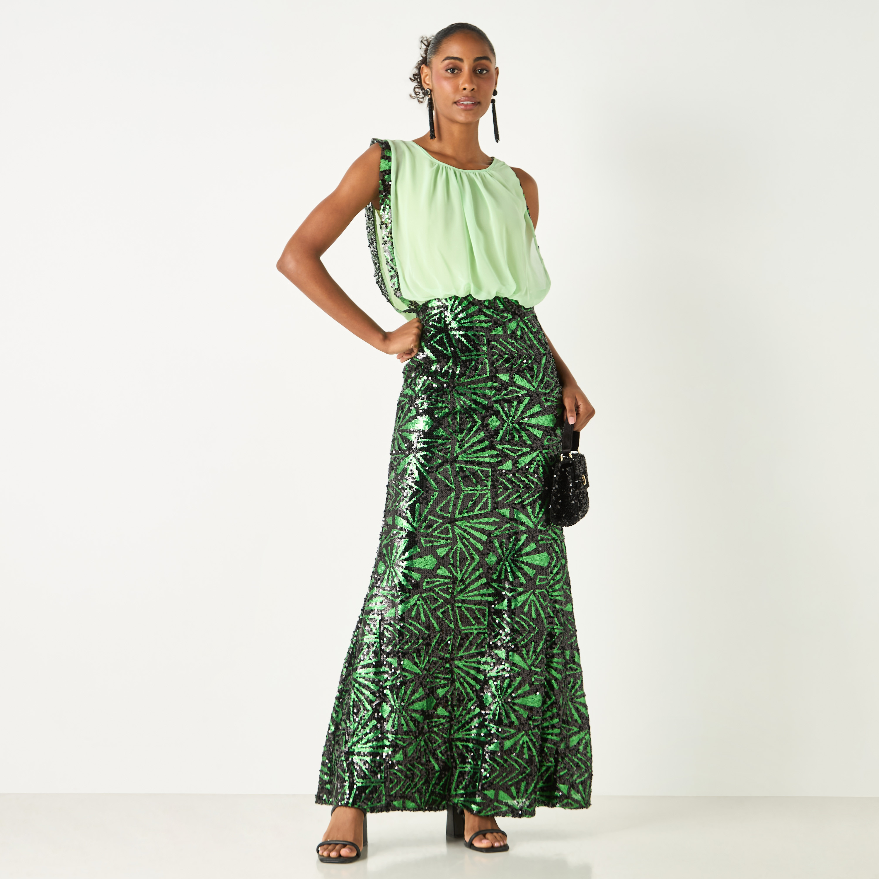 فستان طويل دون أكمام بياقة مستديرة وتطريزات ترتر من جولدن أبل-women-clothing-dresses-image-1