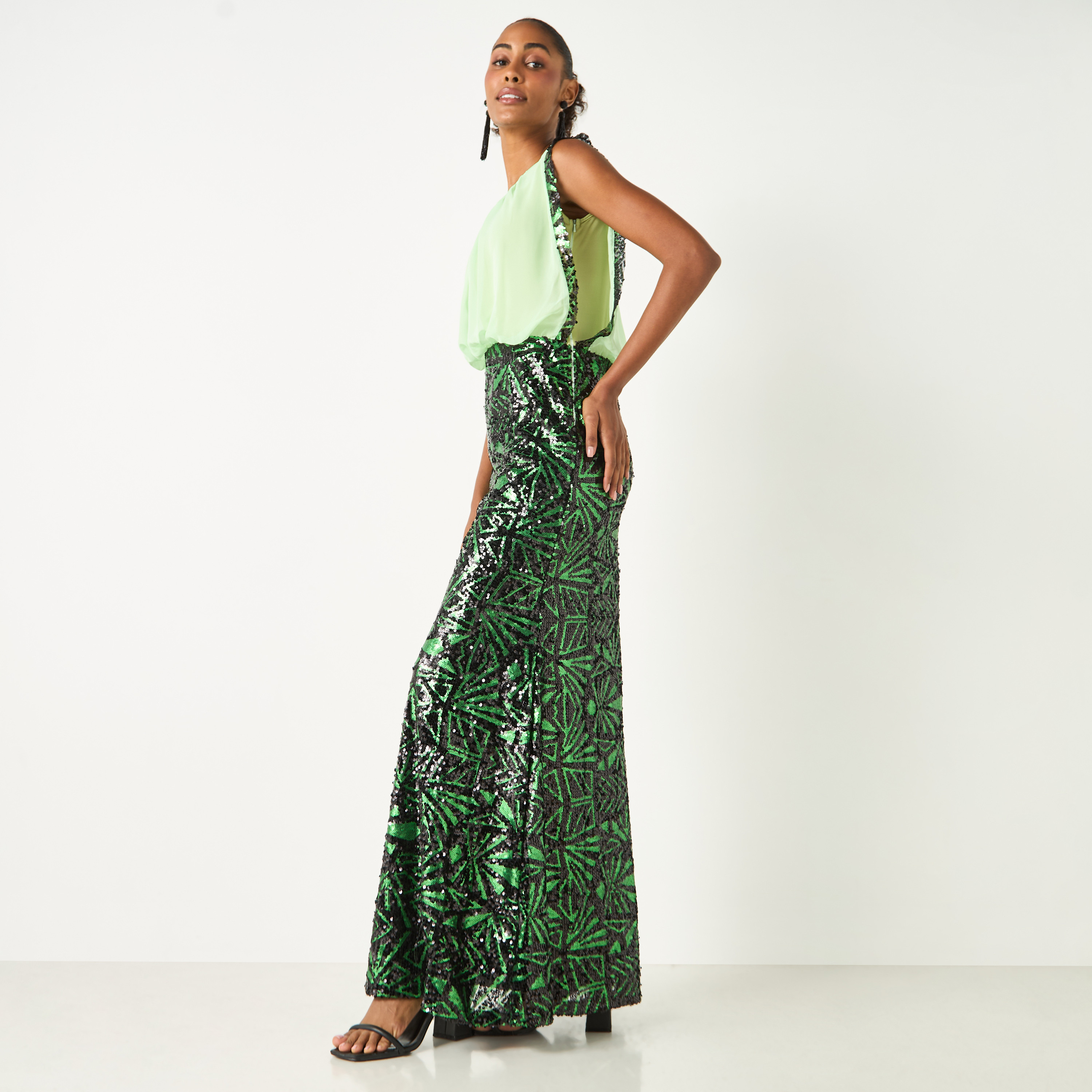 فستان طويل دون أكمام بياقة مستديرة وتطريزات ترتر من جولدن أبل-women-clothing-dresses-image-2