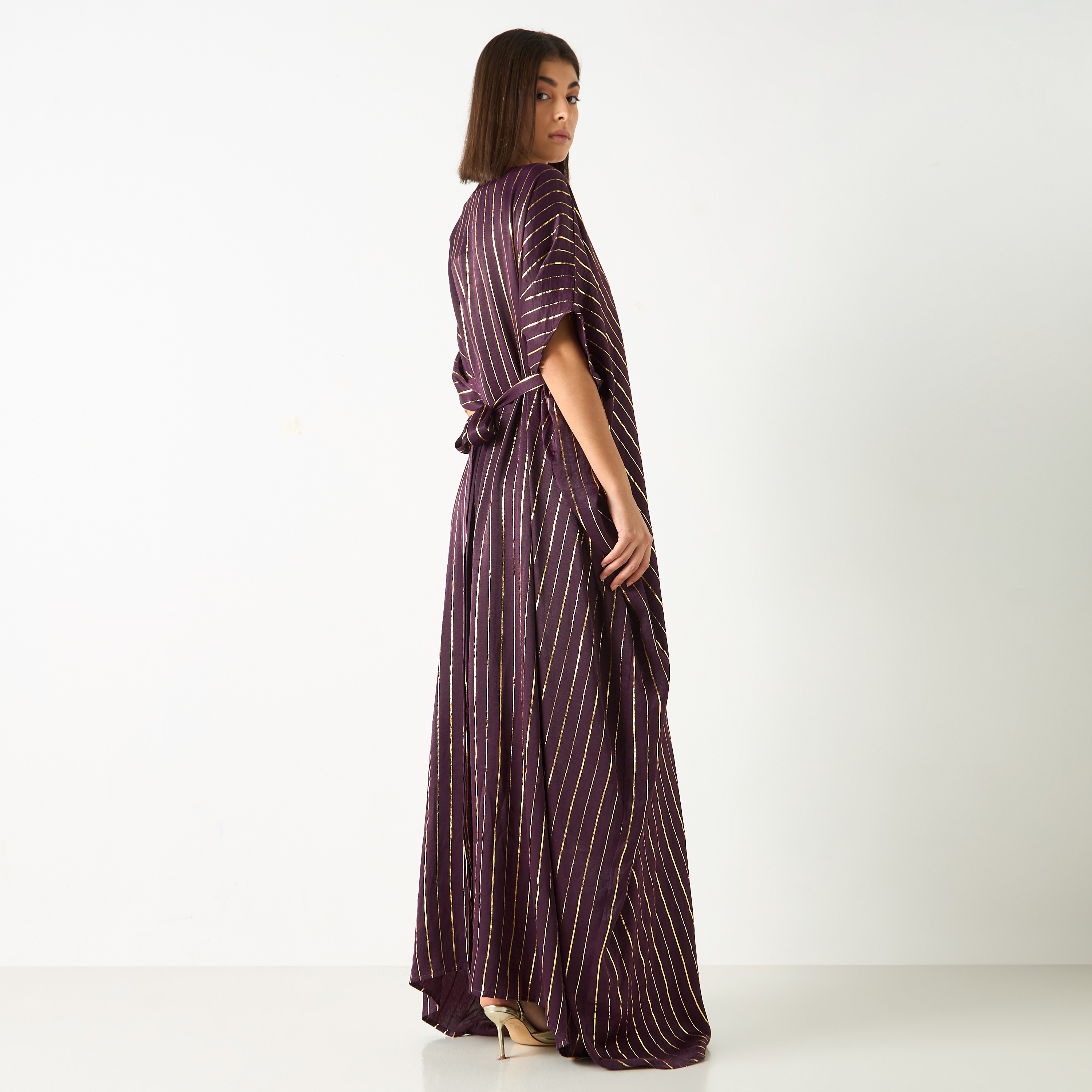 فستان قفطان مخطط بياقة V وحزام ربط من جولدن آبل-women-clothing-dresses-image-4