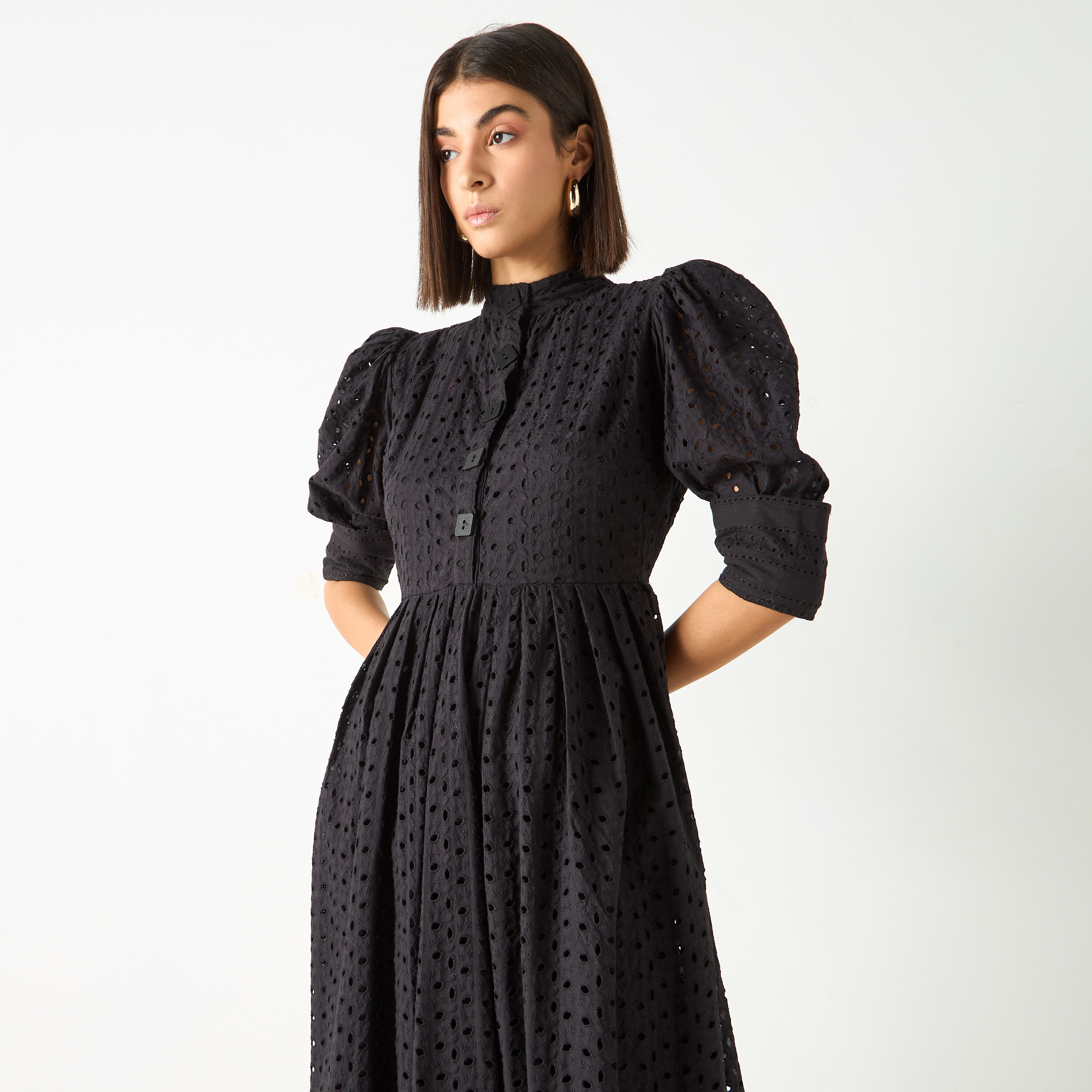 فستان بياقة ماندرين وأكمام منفوخة وتفاصيل شيفلي من جولدن آبل-women-clothing-dresses-image-8