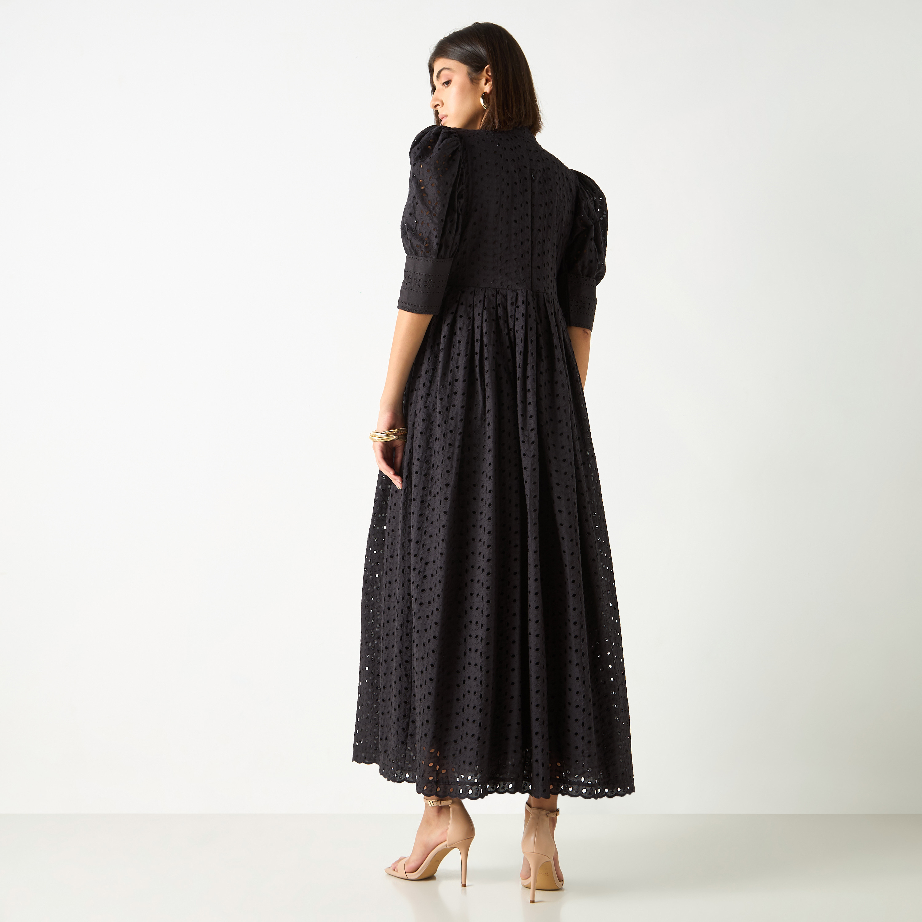 فستان بياقة ماندرين وأكمام منفوخة وتفاصيل شيفلي من جولدن آبل-women-clothing-dresses-image-9