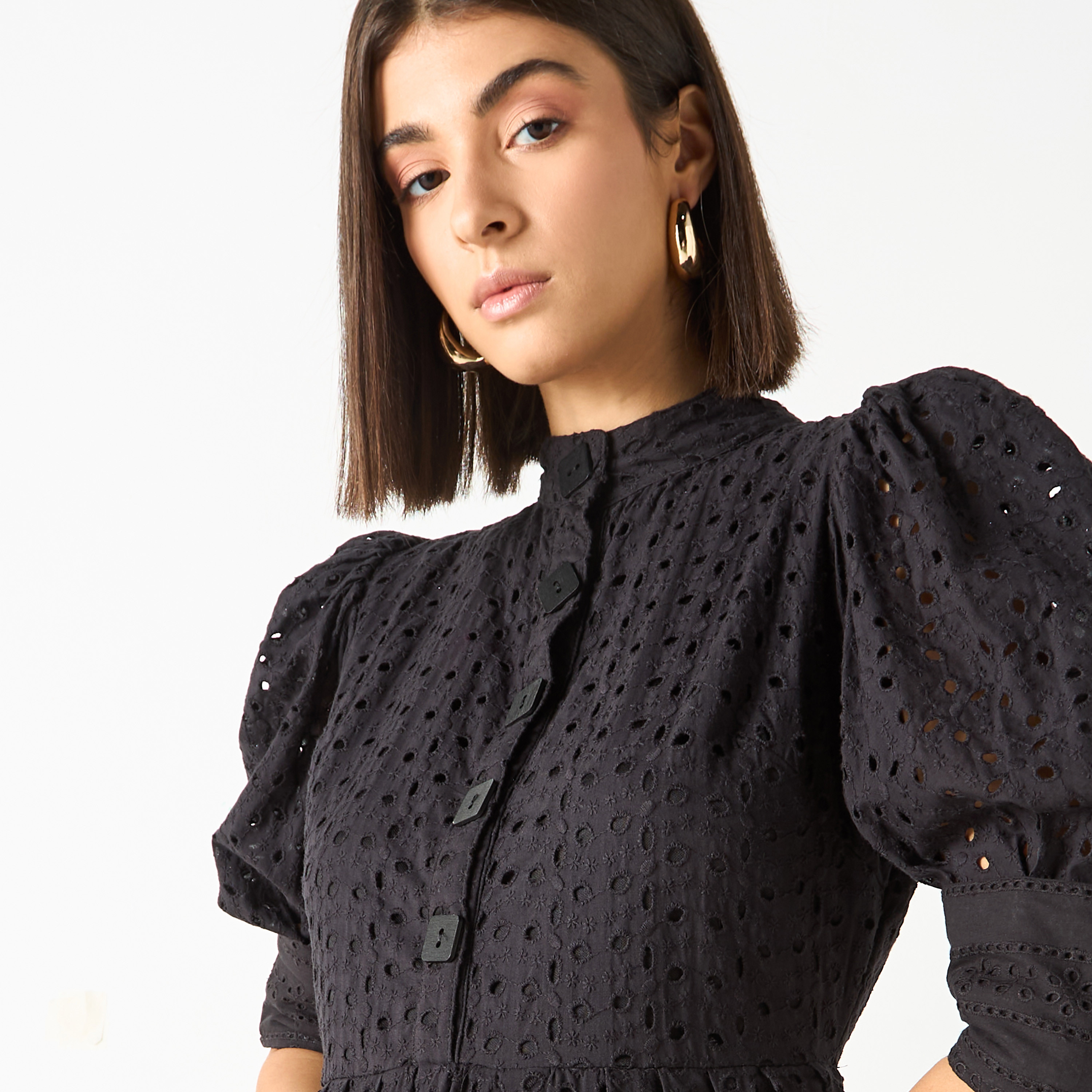 فستان بياقة ماندرين وأكمام منفوخة وتفاصيل شيفلي من جولدن آبل-women-clothing-dresses-image-10
