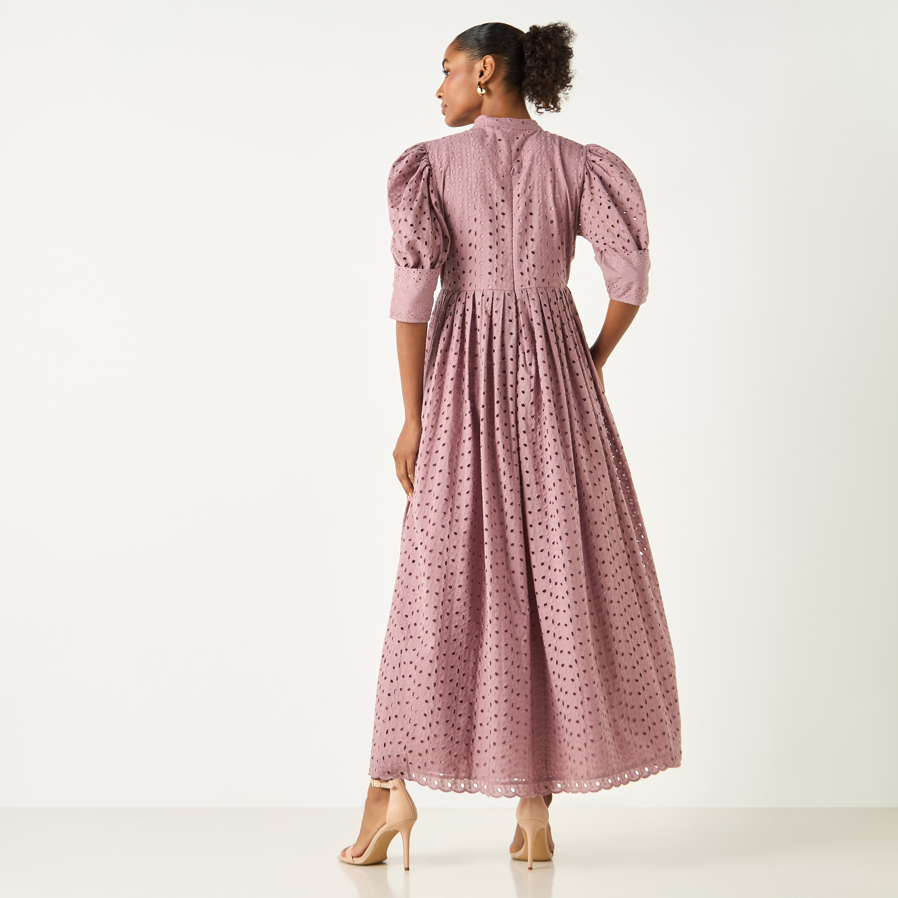 فستان بياقة ماندرين وأكمام منفوخة وتفاصيل شيفلي من جولدن آبل-women-clothing-dresses-image-4