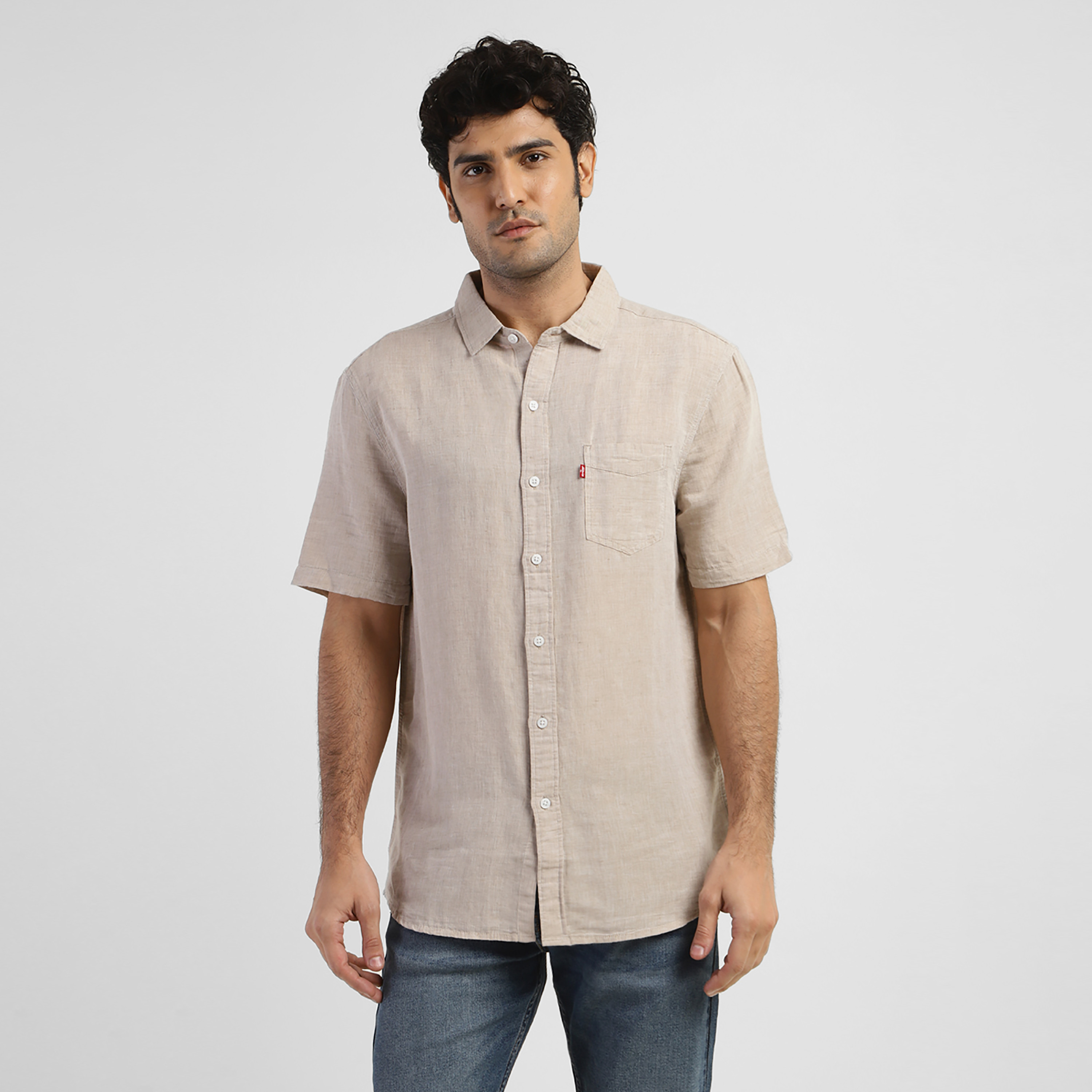 قميص كاجوال بأكمام قصيرة ذو ياقة سادة من ليفايز-men-clothing-shirts-image-1
