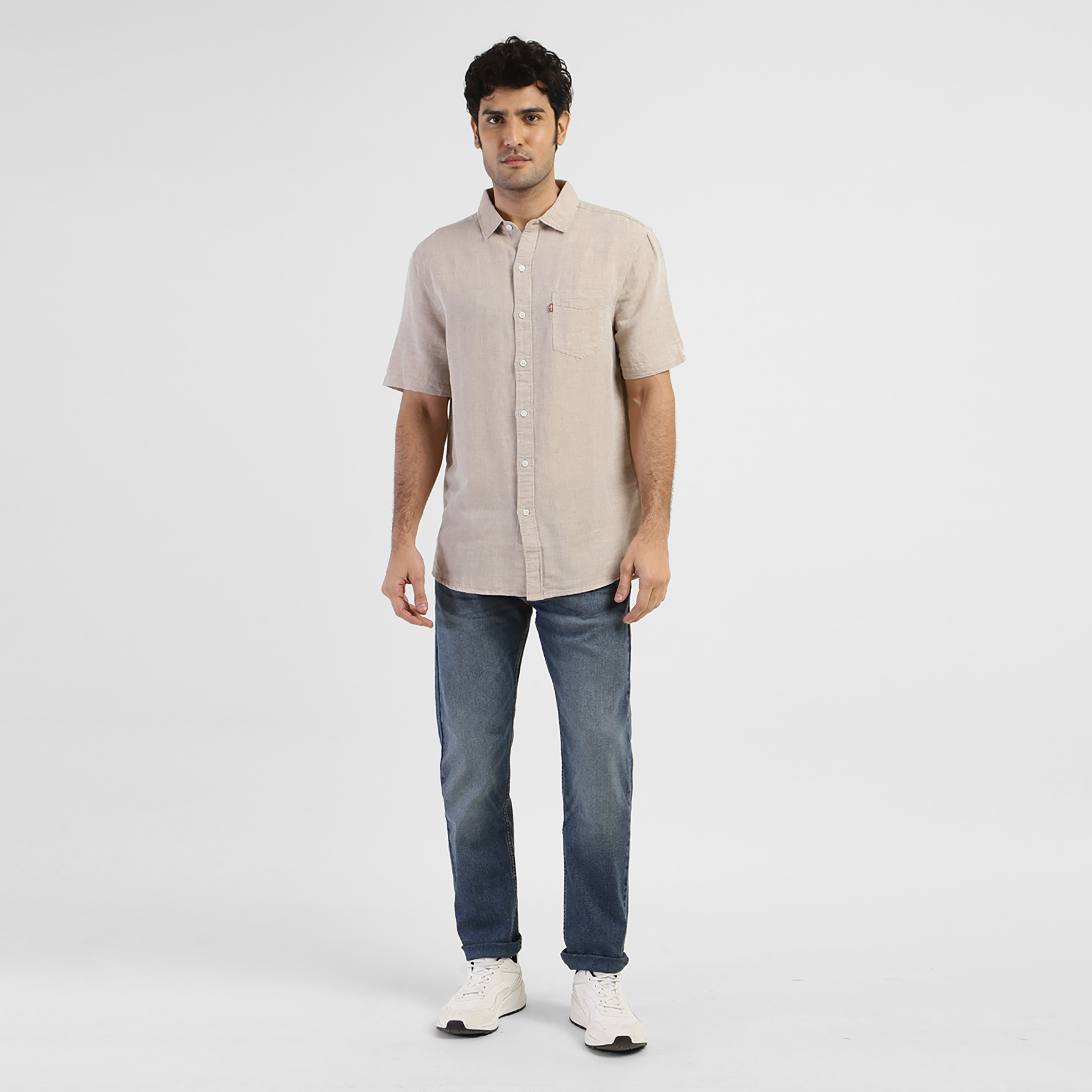 قميص كاجوال بأكمام قصيرة ذو ياقة سادة من ليفايز-men-clothing-shirts-image-2