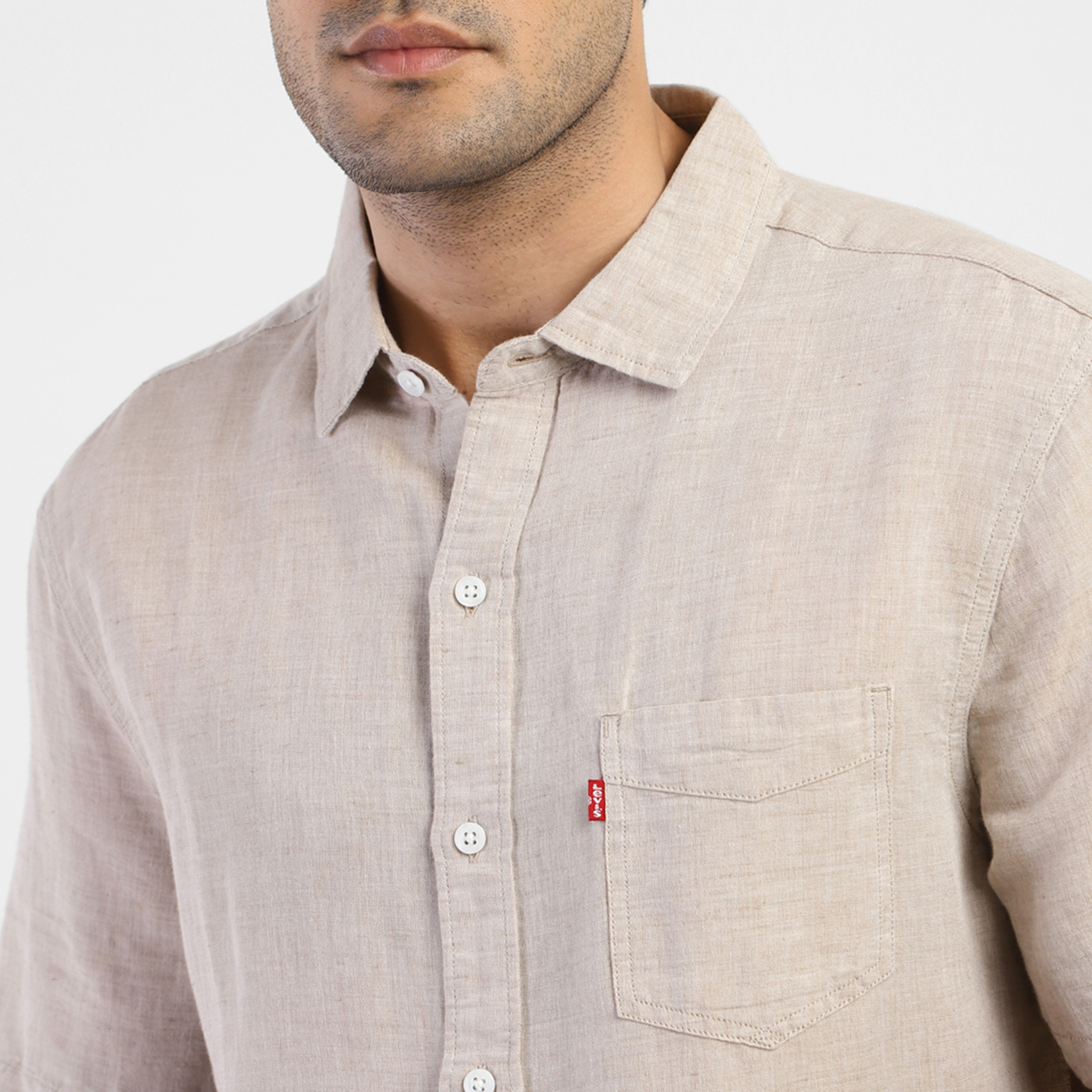 قميص كاجوال بأكمام قصيرة ذو ياقة سادة من ليفايز-men-clothing-shirts-image-3