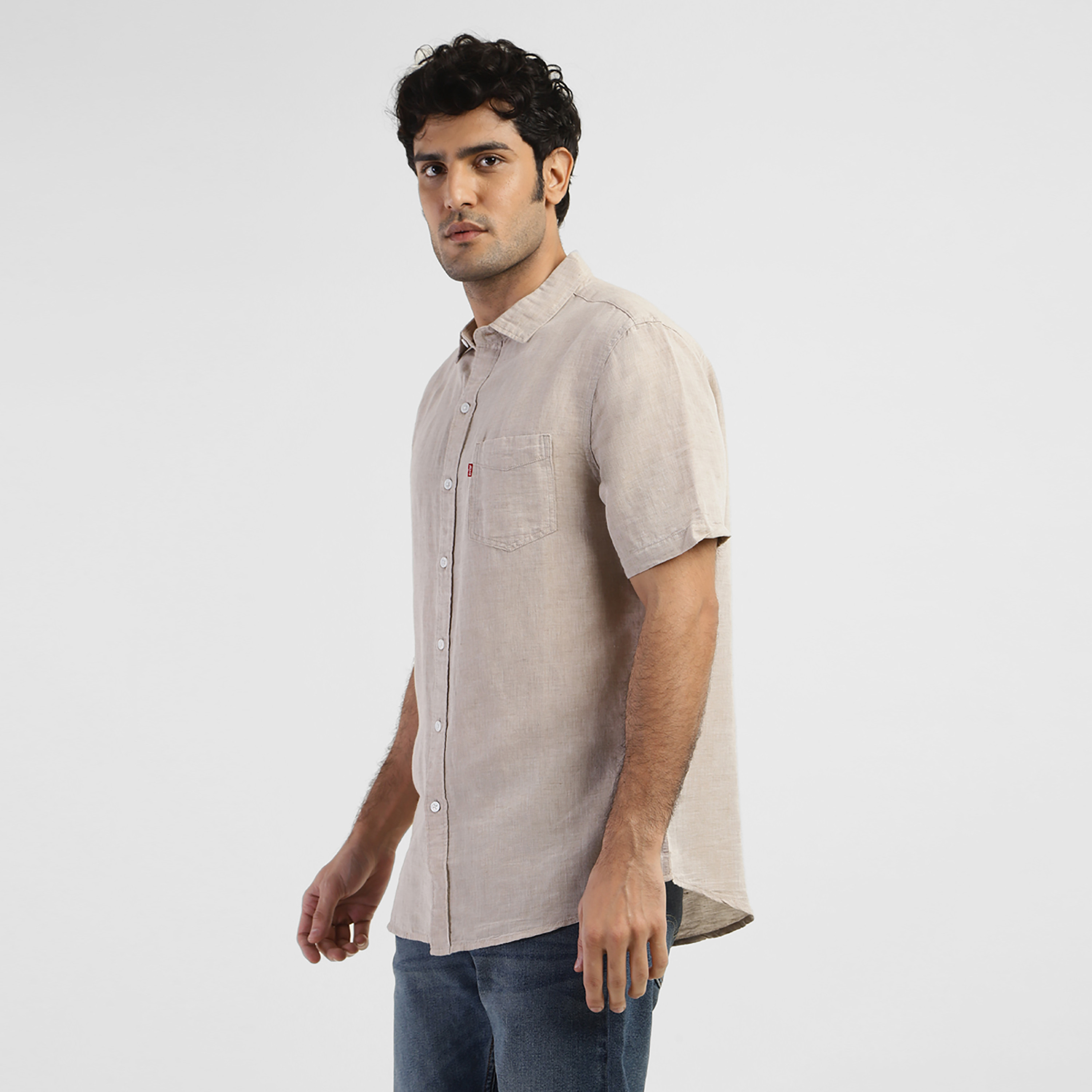 قميص كاجوال بأكمام قصيرة ذو ياقة سادة من ليفايز-men-clothing-shirts-image-4
