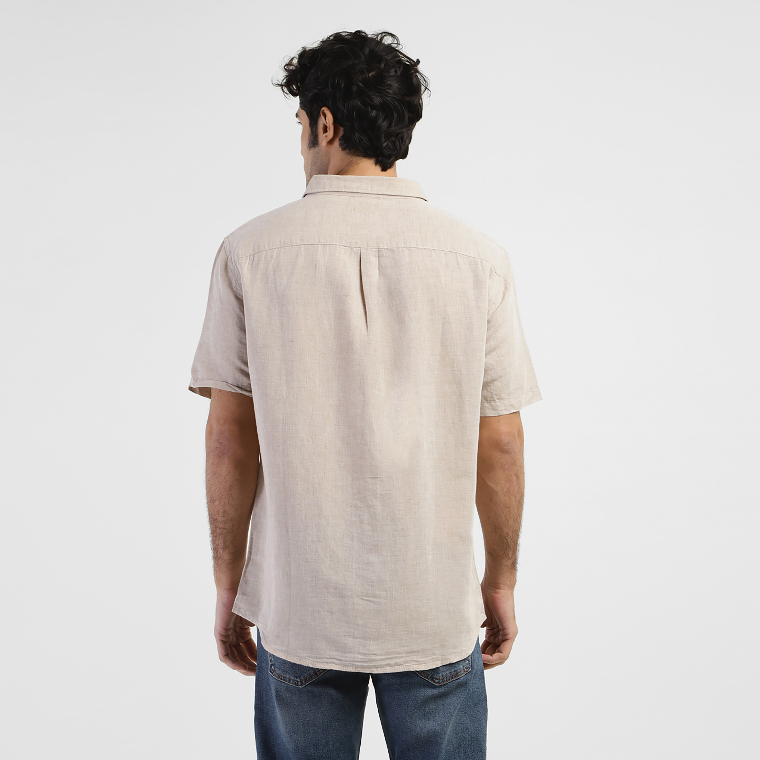 قميص كاجوال بأكمام قصيرة ذو ياقة سادة من ليفايز-men-clothing-shirts-image-5