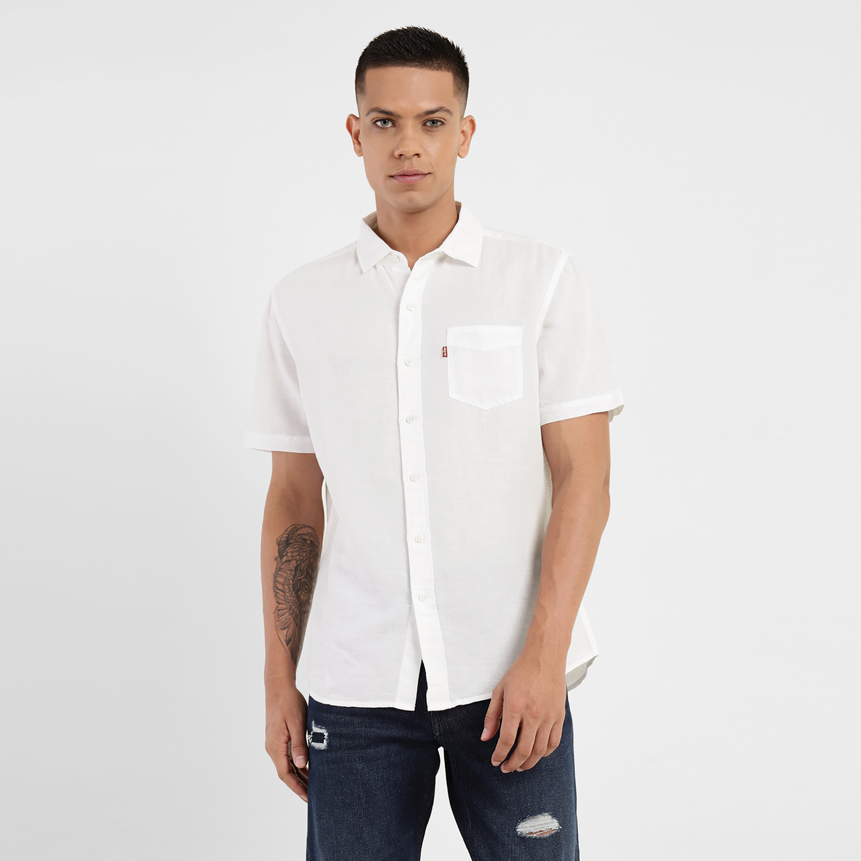 قميص كاجوال بأكمام قصيرة ذو ياقة سادة من ليفايز-men-clothing-shirts-image-1