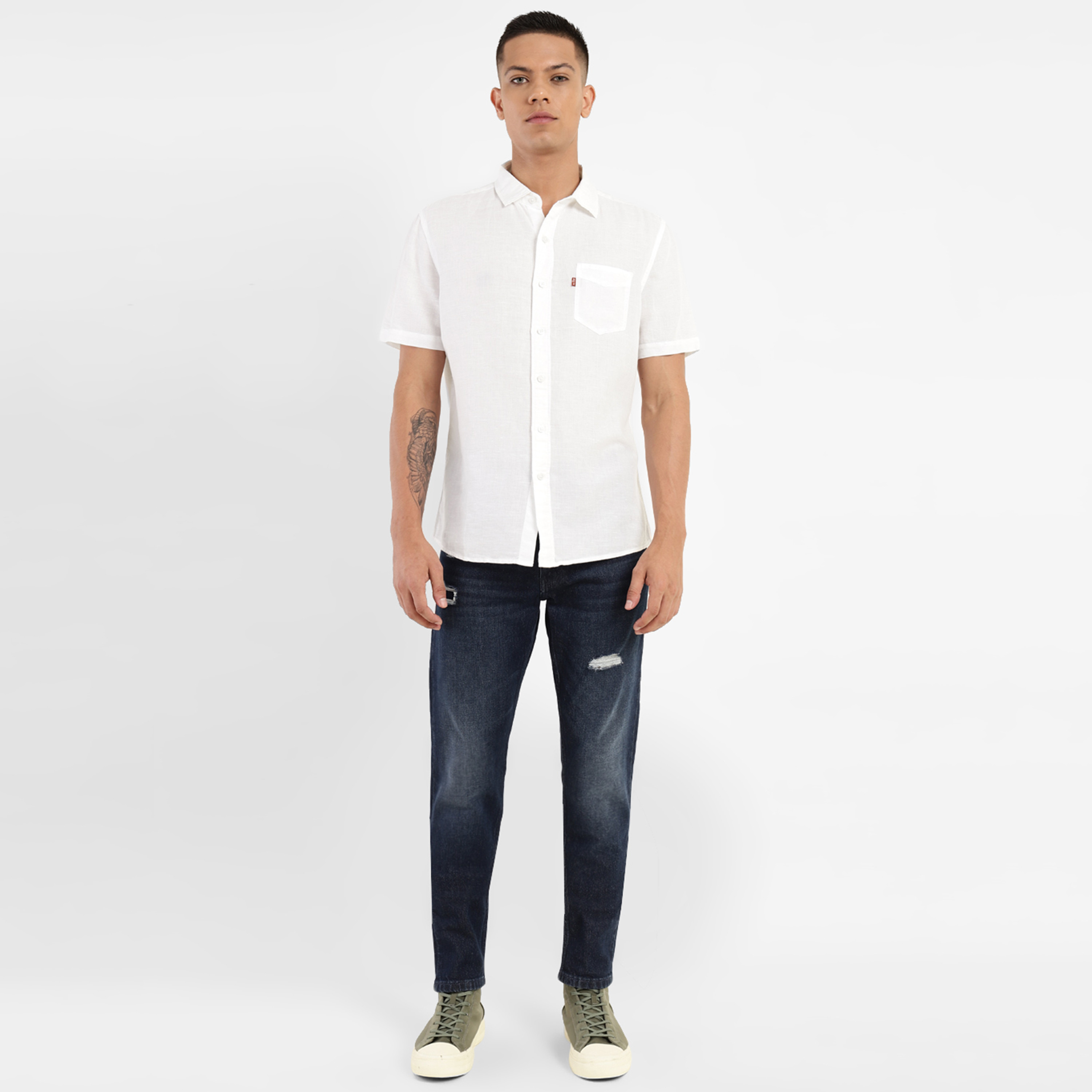 قميص كاجوال بأكمام قصيرة ذو ياقة سادة من ليفايز-men-clothing-shirts-image-2