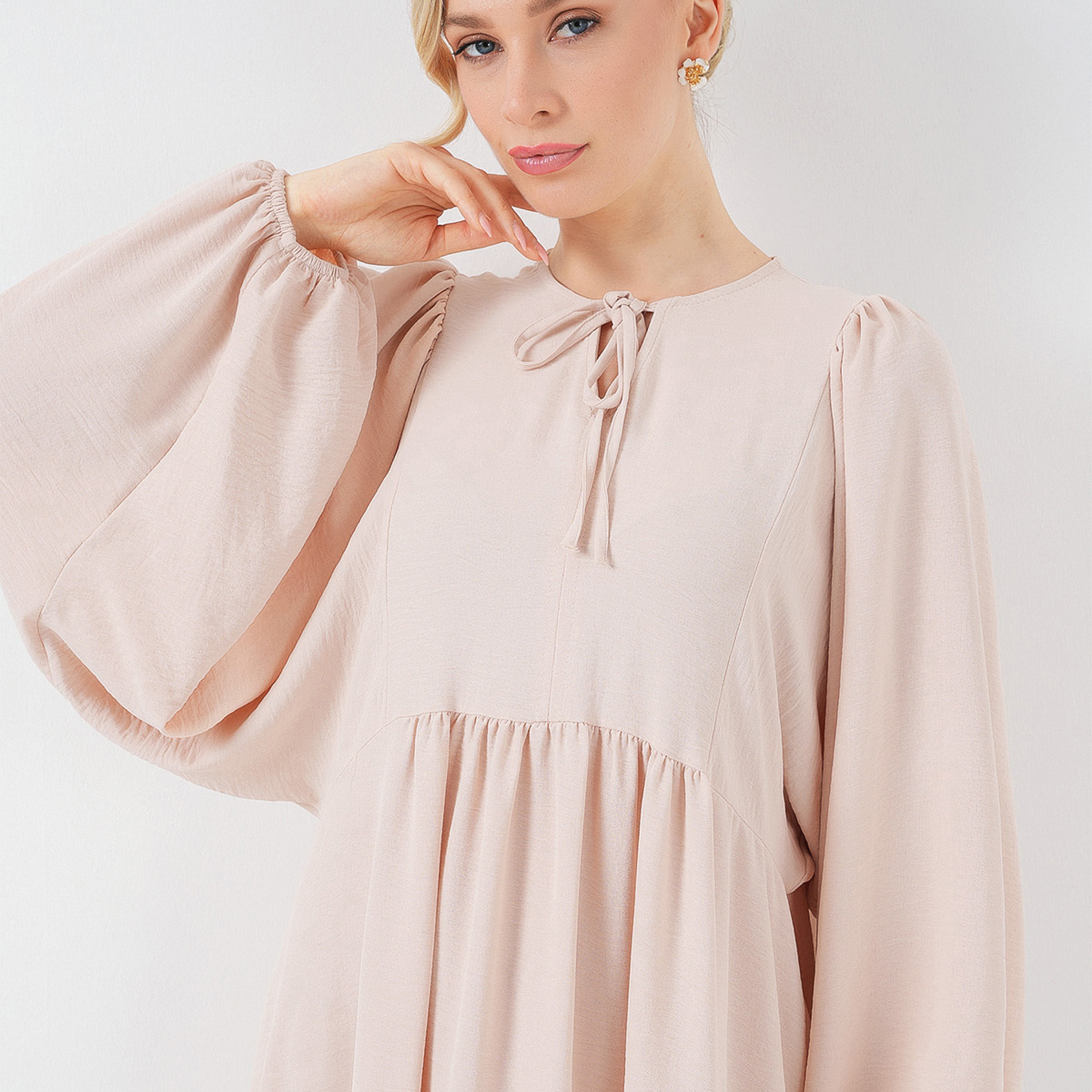 فستان ماكسي نسائي باللون الأحمر بنقشة بيزلي وتصميم عنق برباط وأكمام بالون من بيجدارت-women-clothing-dresses-image-9