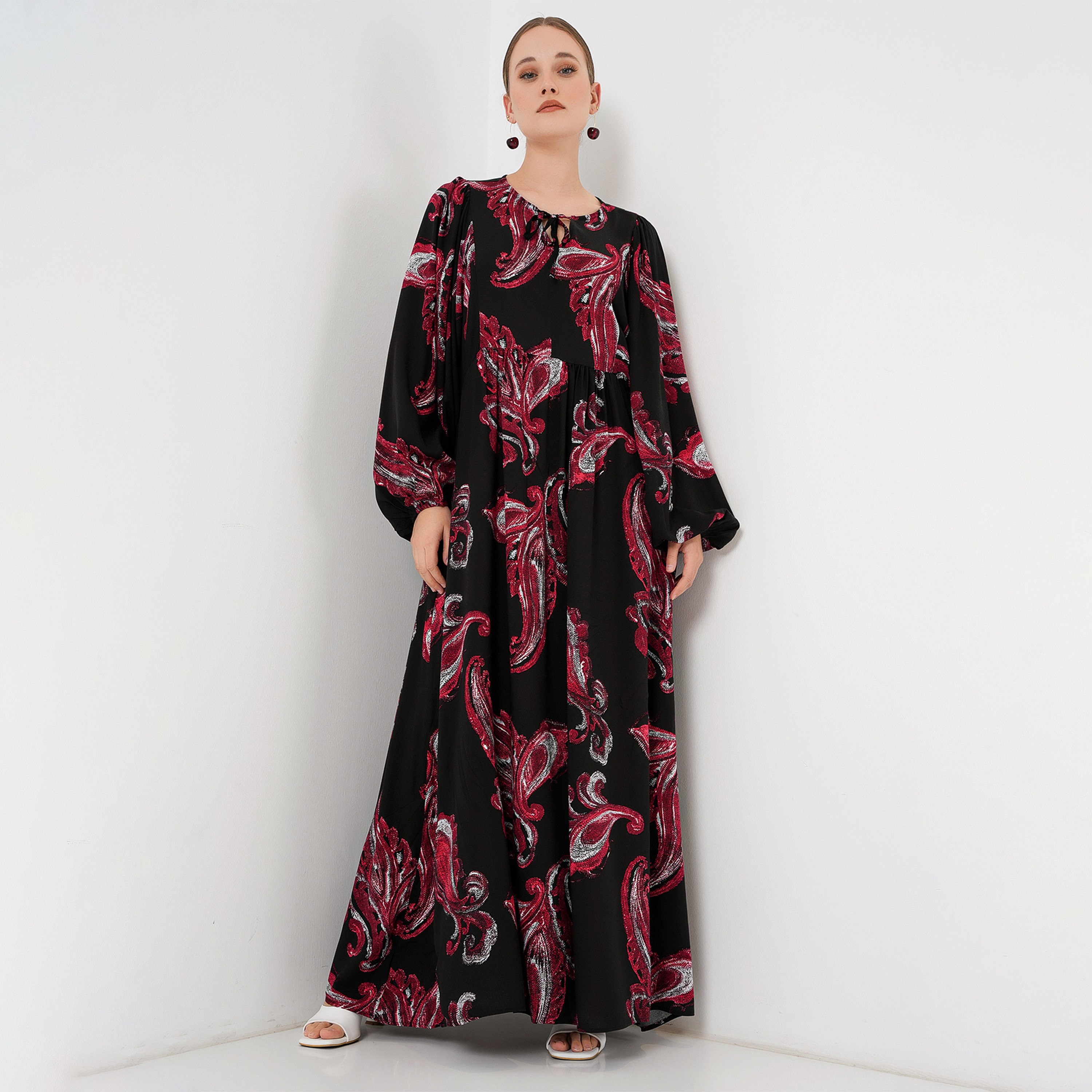 فستان ماكسي نسائي باللون الأحمر بنقشة بيزلي وتصميم عنق برباط وأكمام بالون من بيجدارت-women-clothing-dresses-image-1