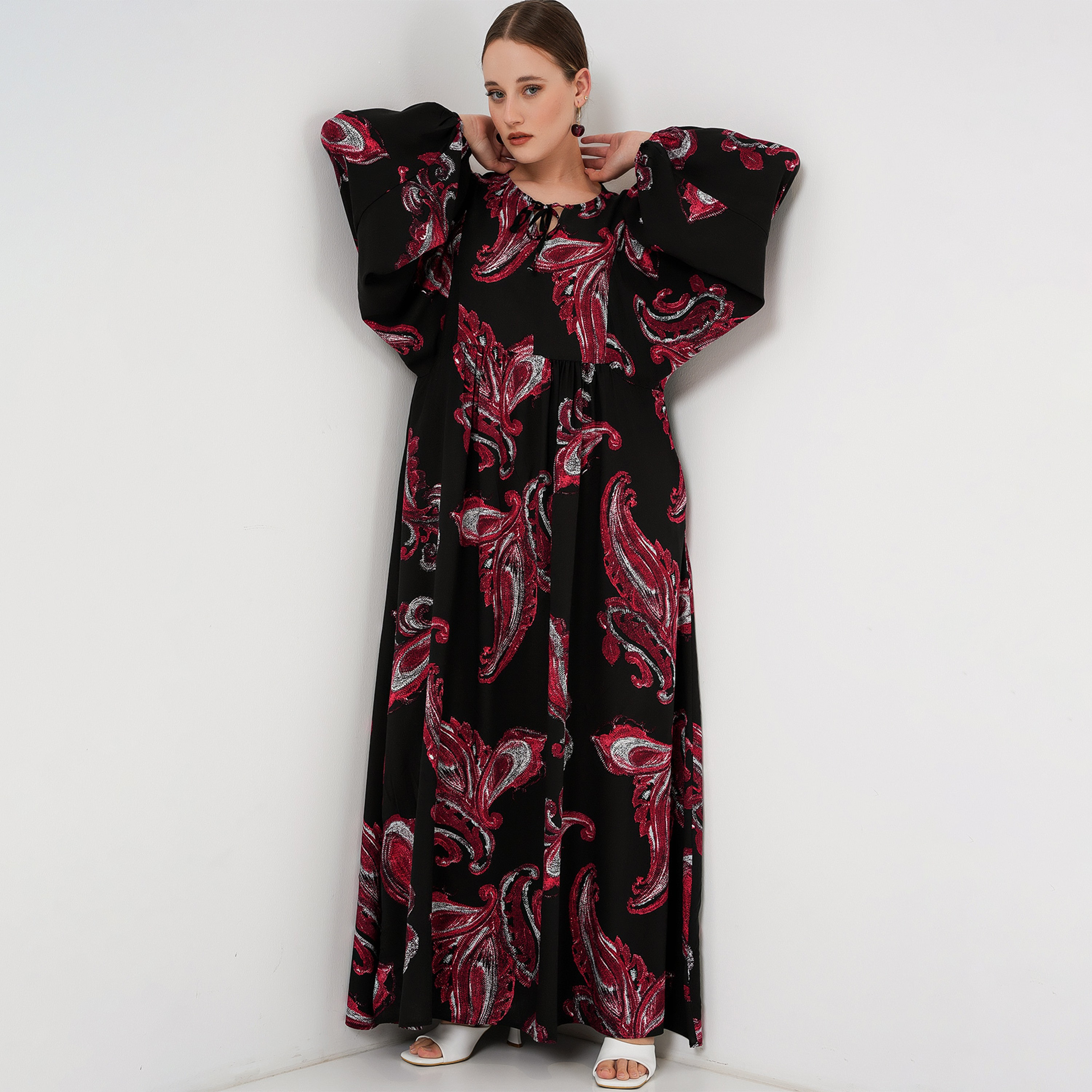 فستان ماكسي نسائي باللون الأحمر بنقشة بيزلي وتصميم عنق برباط وأكمام بالون من بيجدارت-women-clothing-dresses-image-2