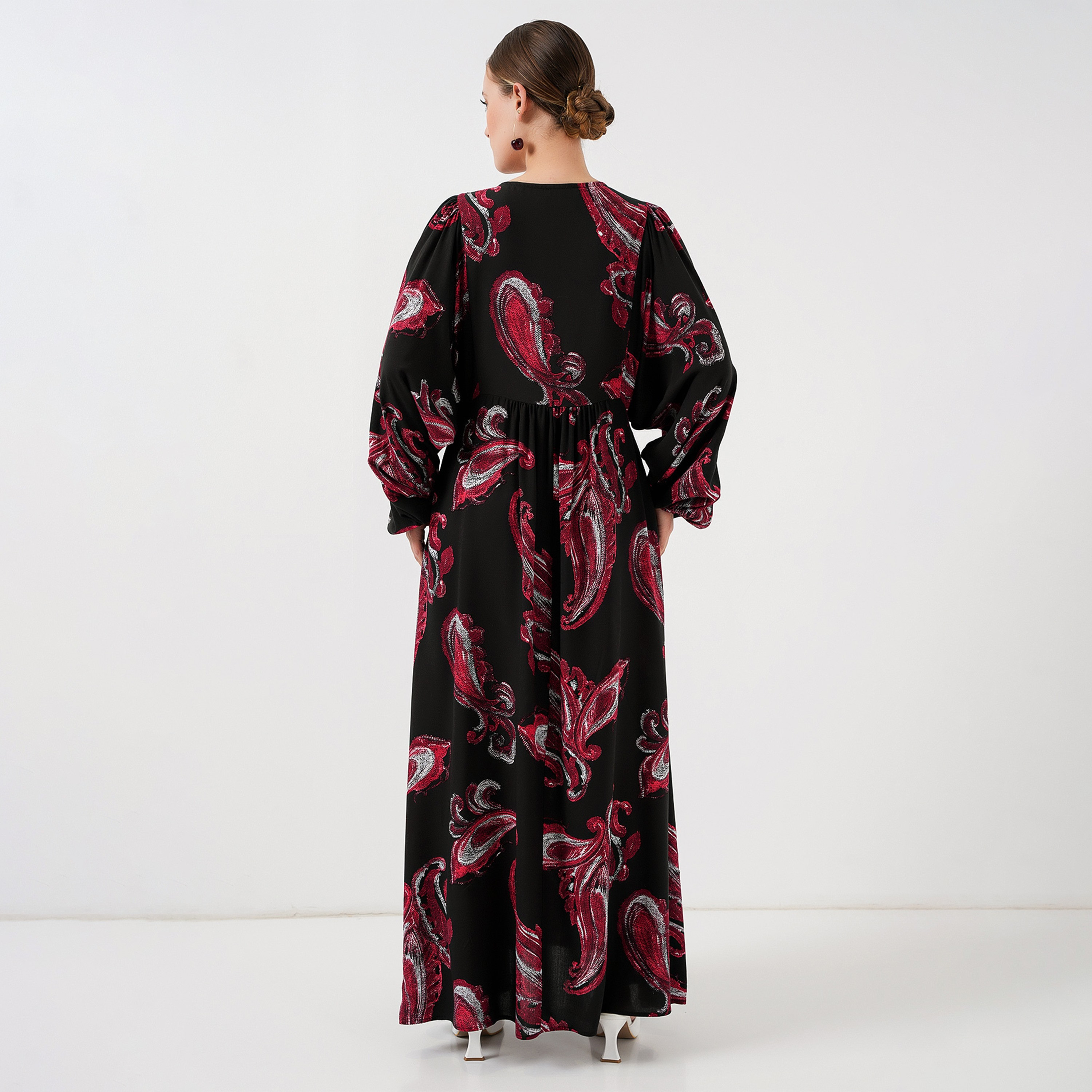 فستان ماكسي نسائي باللون الأحمر بنقشة بيزلي وتصميم عنق برباط وأكمام بالون من بيجدارت-women-clothing-dresses-image-3