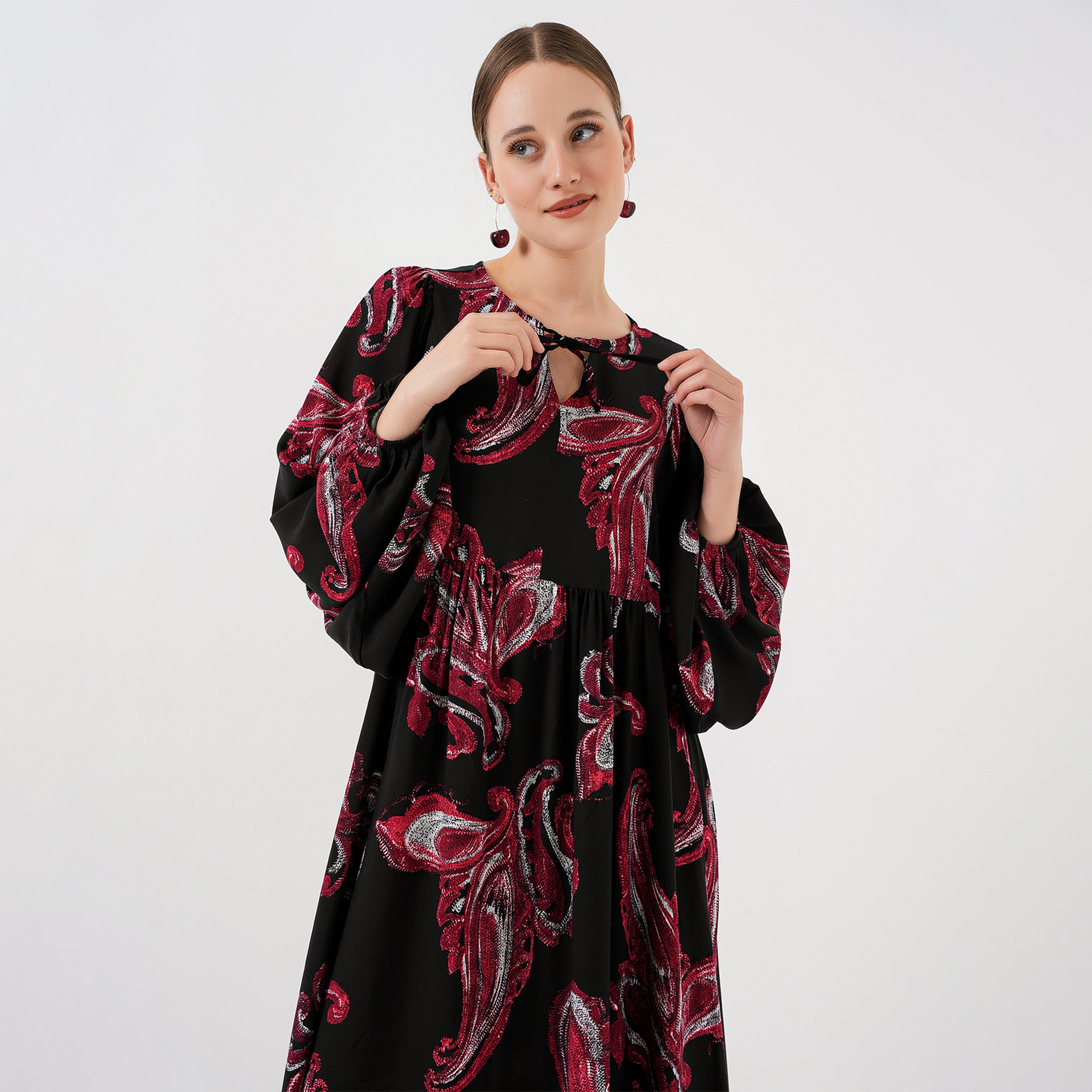 فستان ماكسي نسائي باللون الأحمر بنقشة بيزلي وتصميم عنق برباط وأكمام بالون من بيجدارت-women-clothing-dresses-image-4