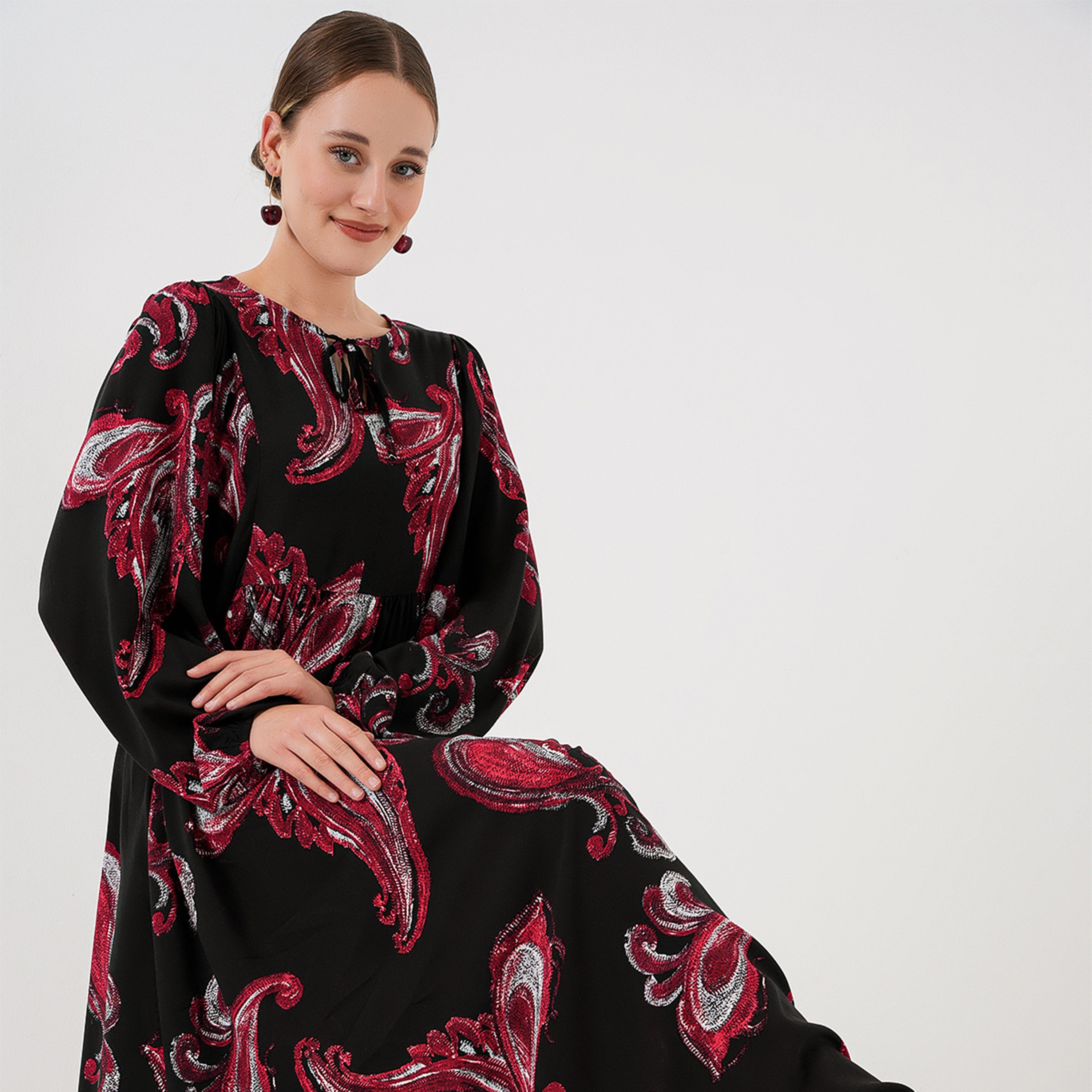 فستان ماكسي نسائي باللون الأحمر بنقشة بيزلي وتصميم عنق برباط وأكمام بالون من بيجدارت-women-clothing-dresses-image-5