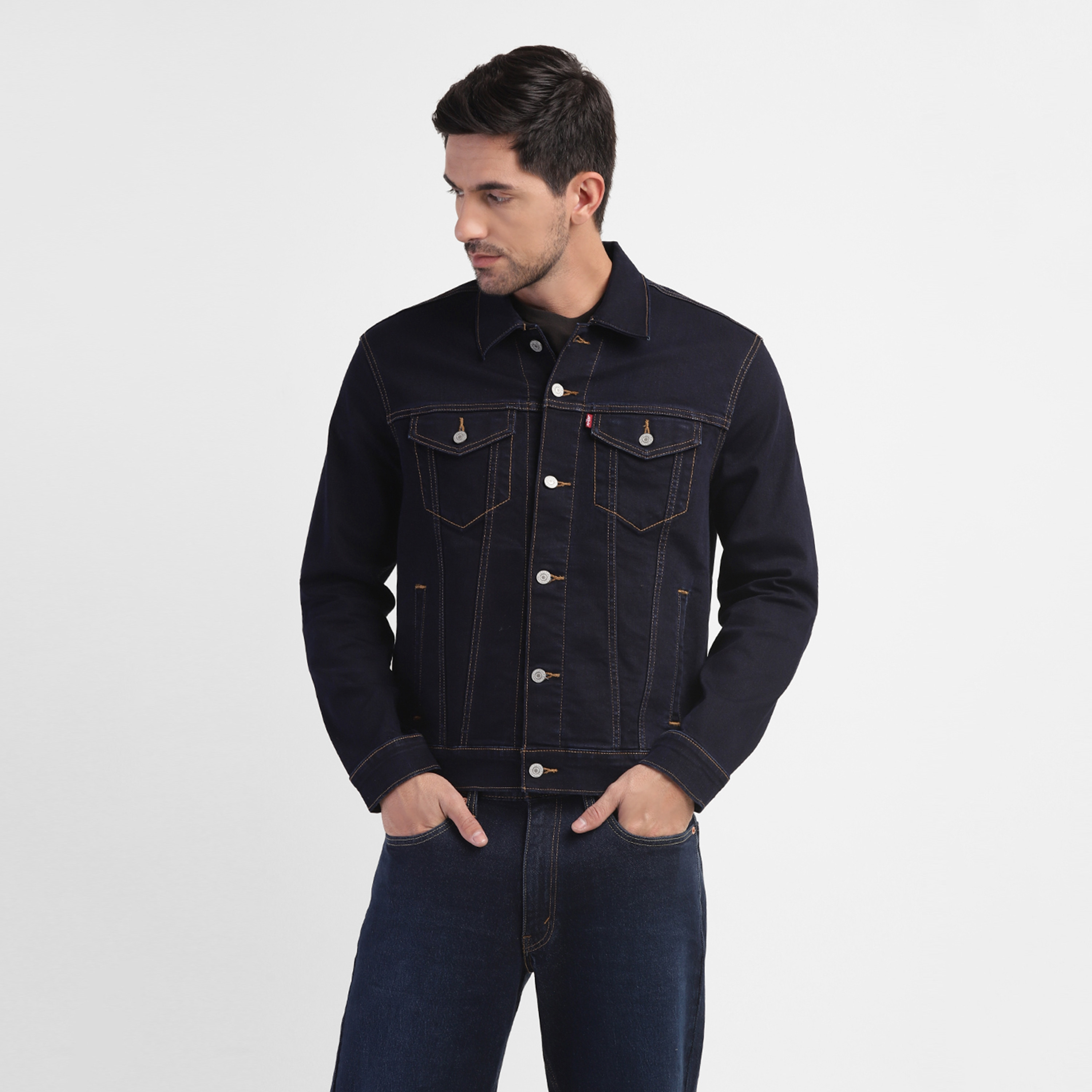 دينيم جاكيت ذو تراكر من ليفايز سادة-men-clothing-jacketsandblazers-jackets-image-1