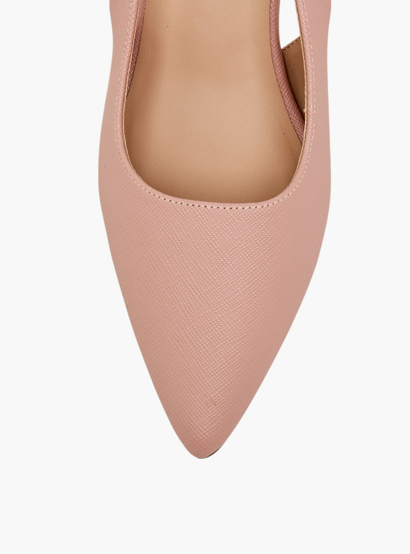 حذاء بارز الملمس بمقدمة مدببة وكعب متسع وحزام خلفي من فلورا بيلا-women-shoes-heels-image-4