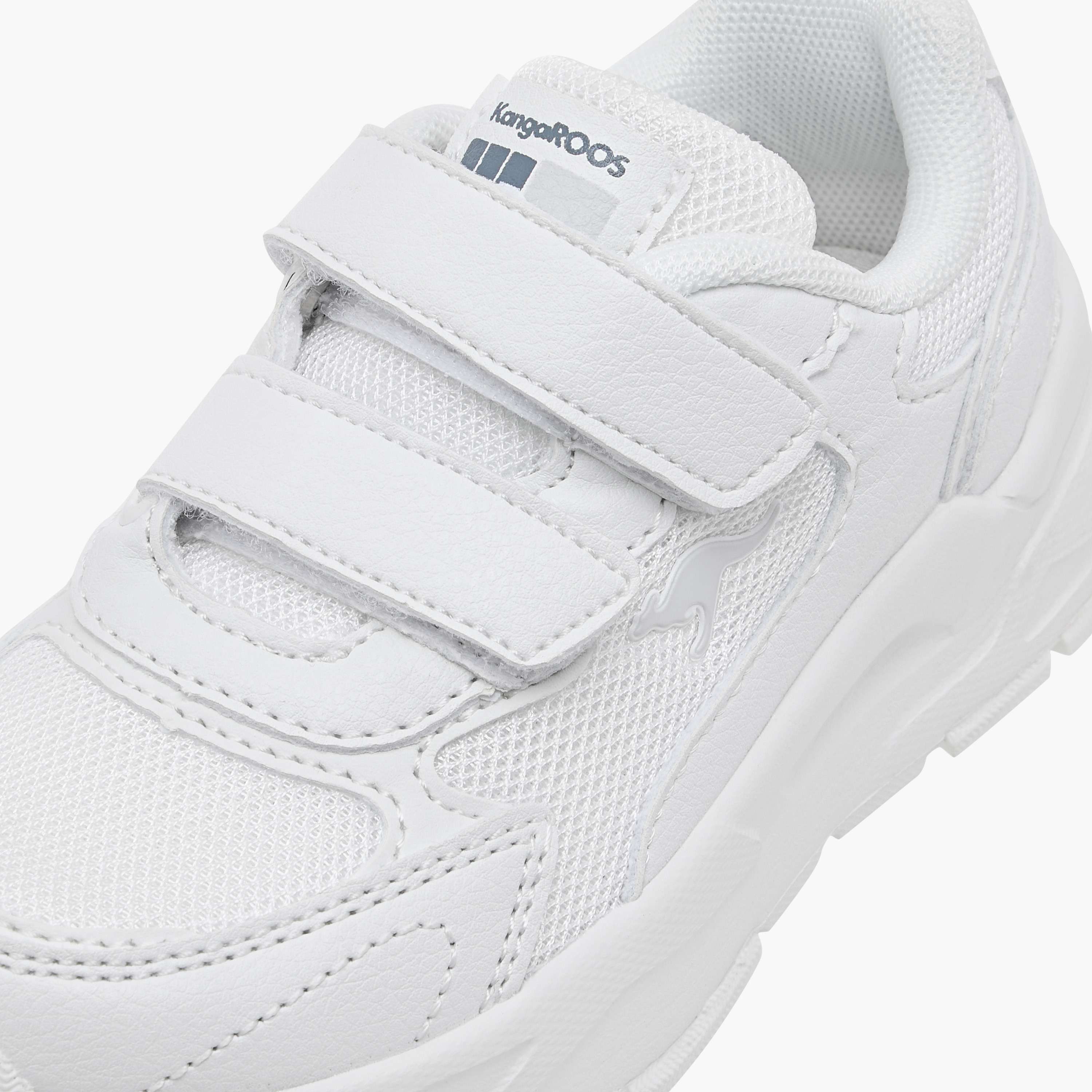 حذاء مدرسي بشريط إغلاق لاصق وتفاصيل شعار للأطفال من كانجاروس-boys-shoes-schoolshoes-image-5