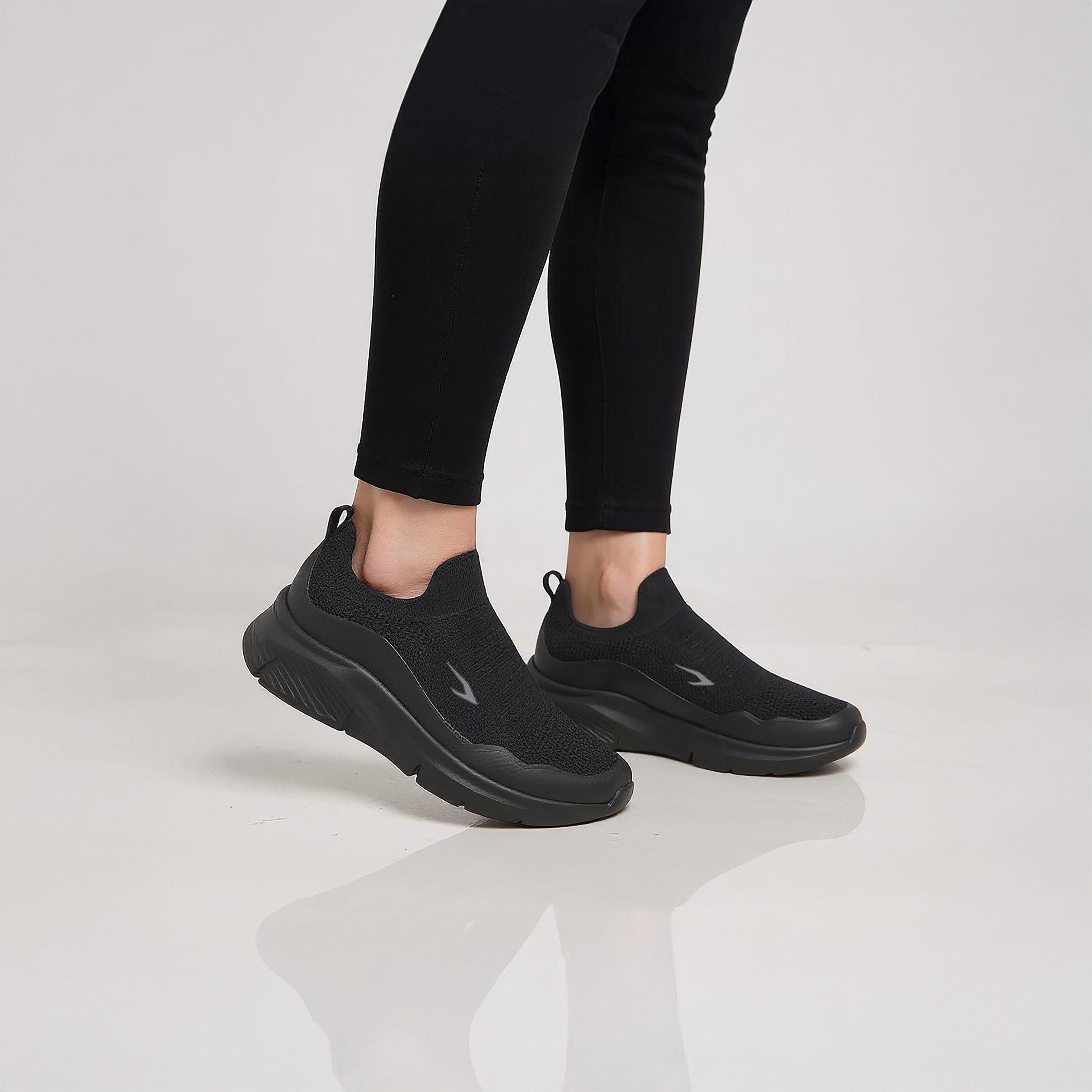 حذاء رياضي سهل الارتداء بشعار من داش-women-shoes-sports-image-3