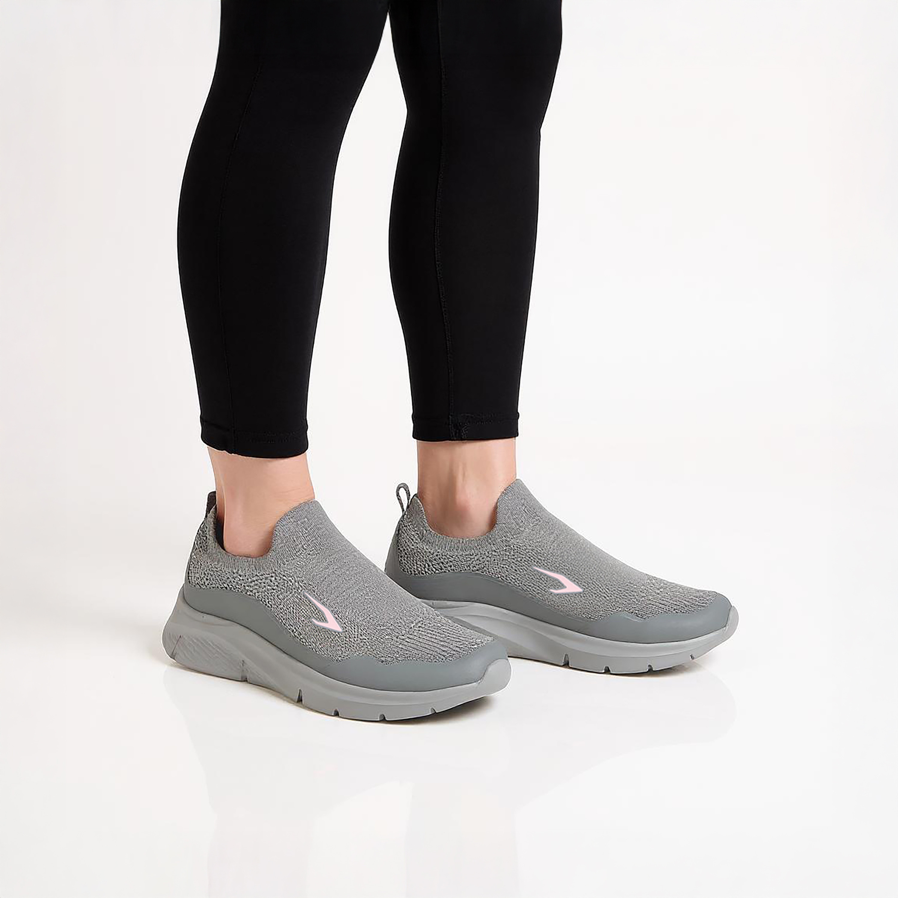 حذاء رياضي سهل الارتداء بشعار من داش-women-shoes-sports-image-3