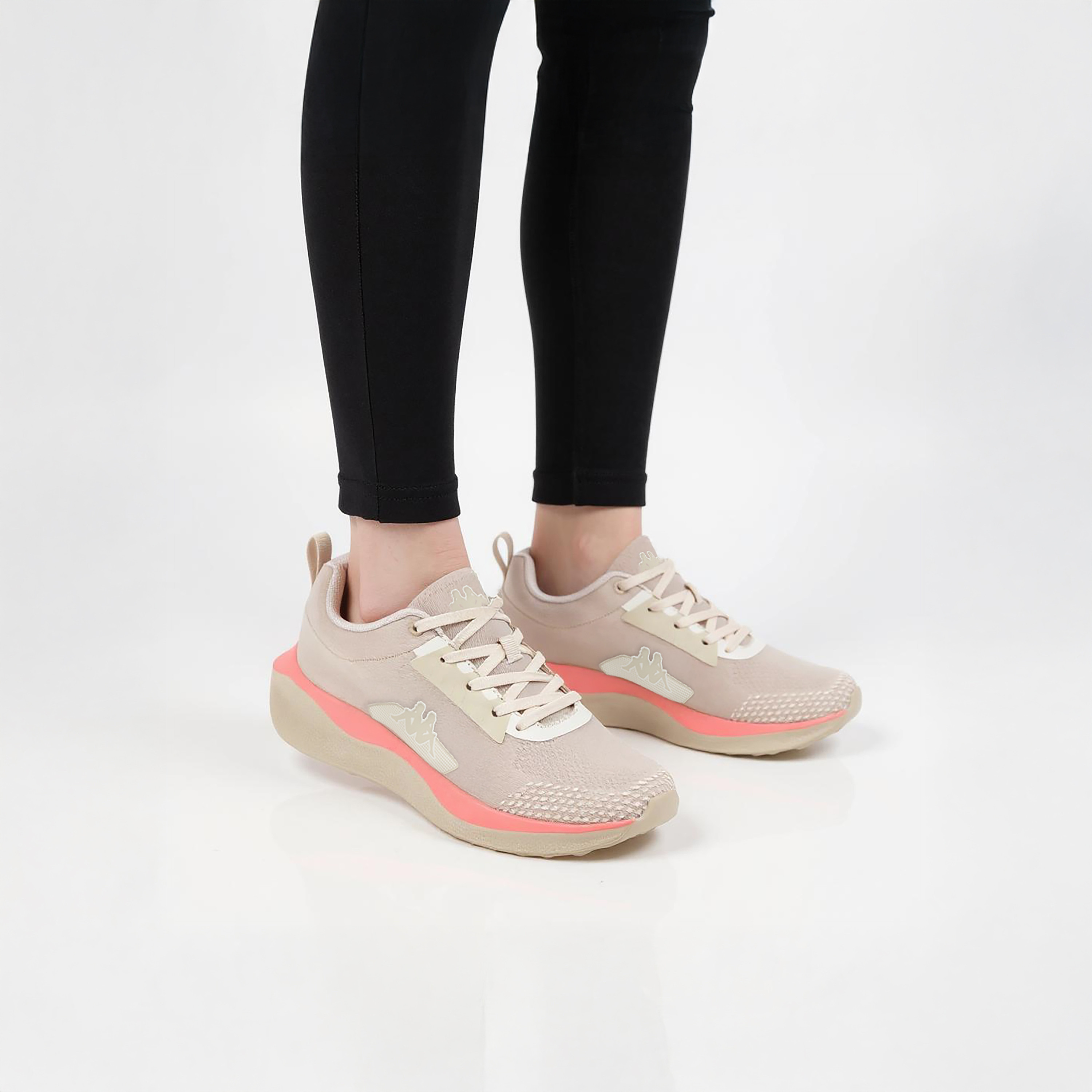 حذاء رياضي بتفاصيل شعار ورباط إغلاق للنساء من كابا-women-shoes-sports-image-3