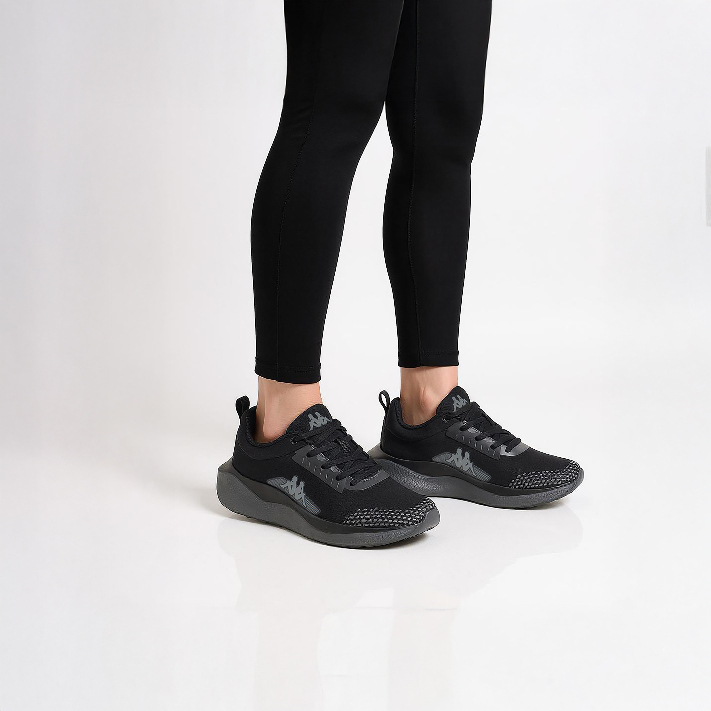 حذاء رياضي بشعار ورباط إغلاق للنساء من كابا-women-shoes-sports-image-3