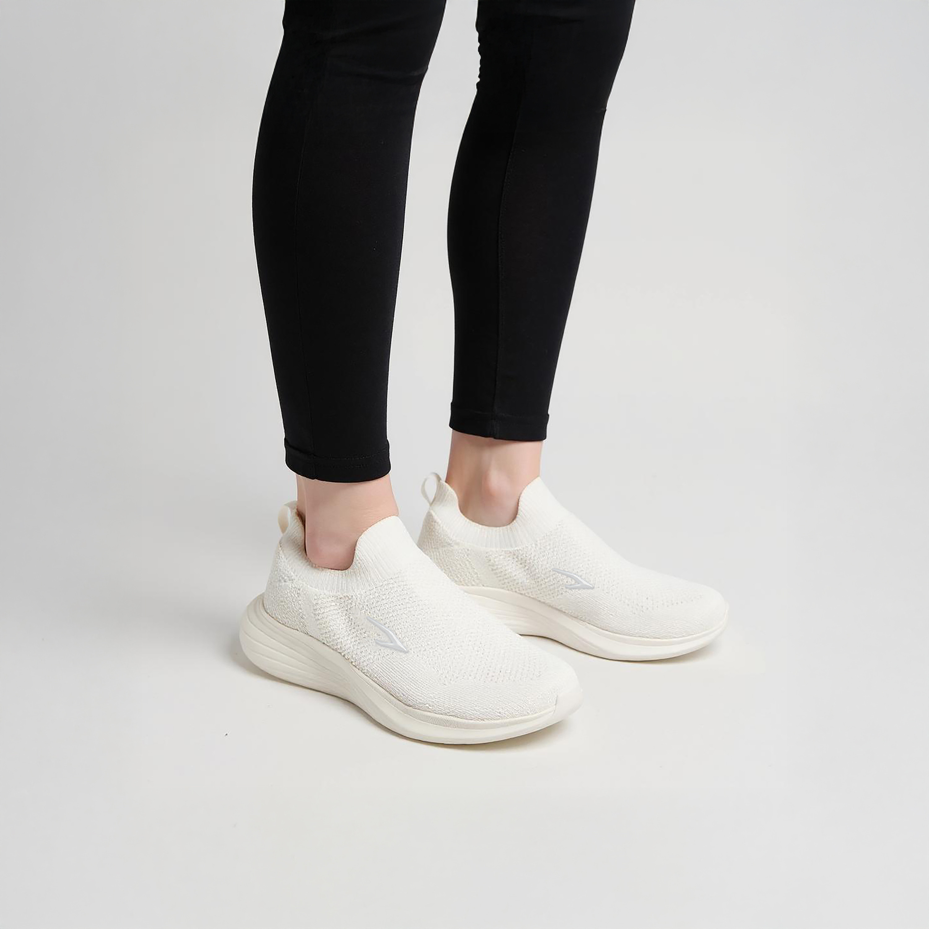 حذاء رياضي سهل الارتداء بحافة جورب ولسان سحب من داش-women-shoes-sneakers-image-3