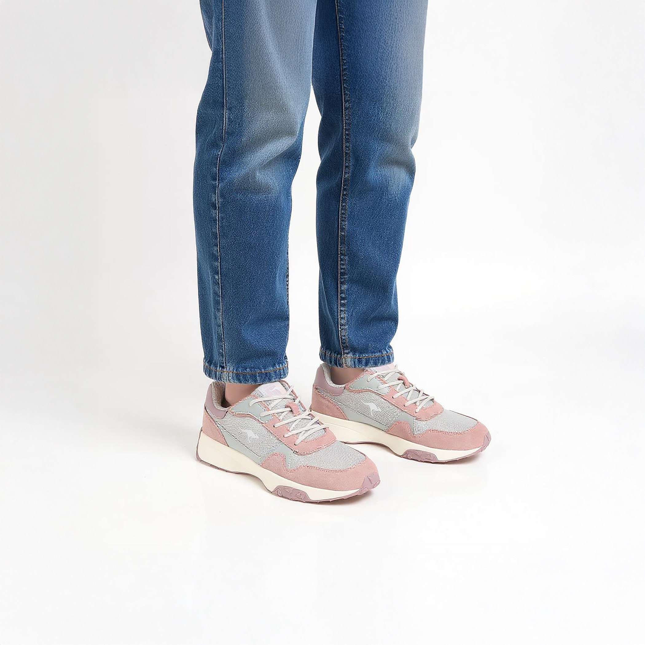 حذاء رياضي بقوالب ملونة ورباط للنساء من كانجاروس-women-shoes-sneakers-image-3