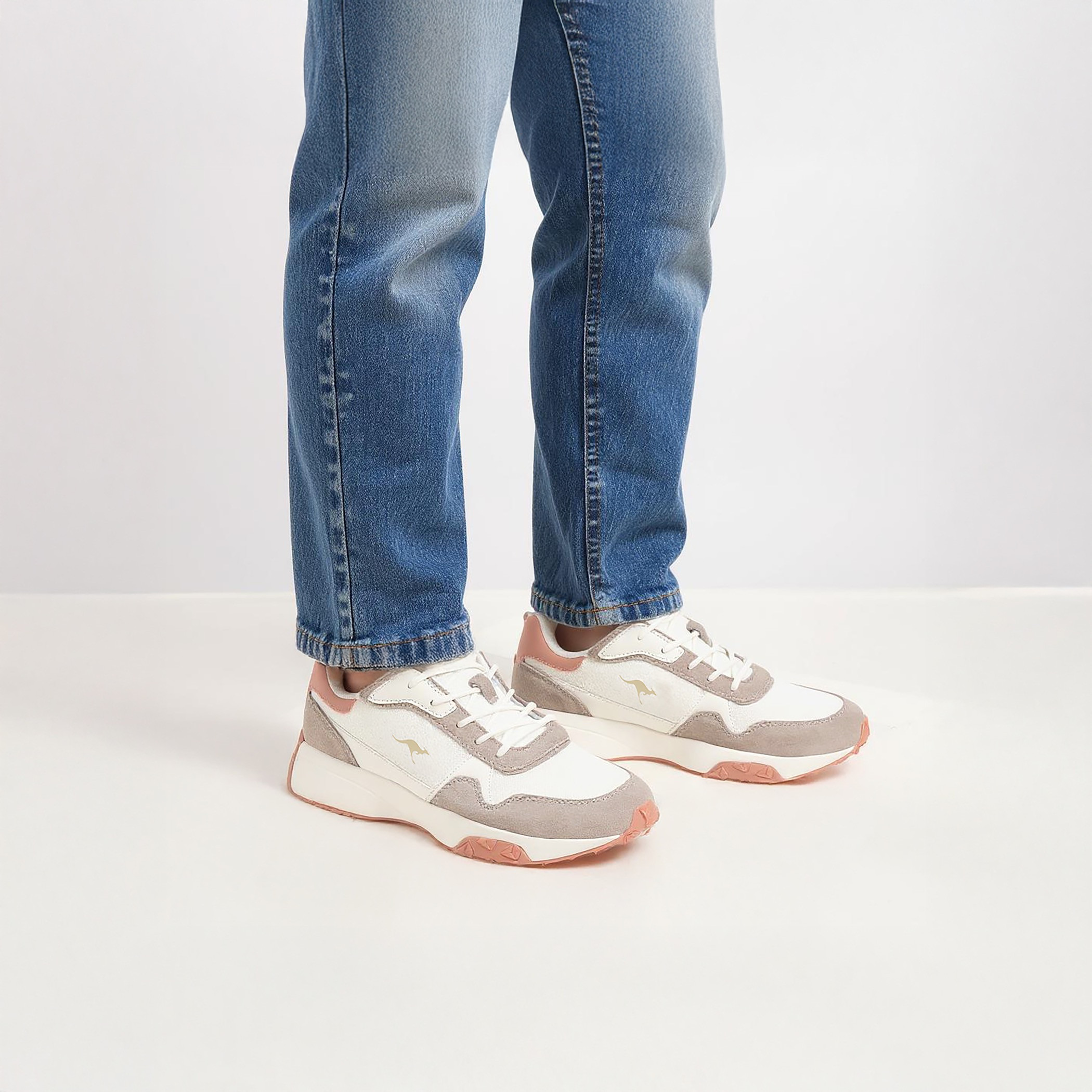 حذاء رياضي بقوالب ملونة ورباط للنساء من كانجاروس-women-shoes-sneakers-image-2